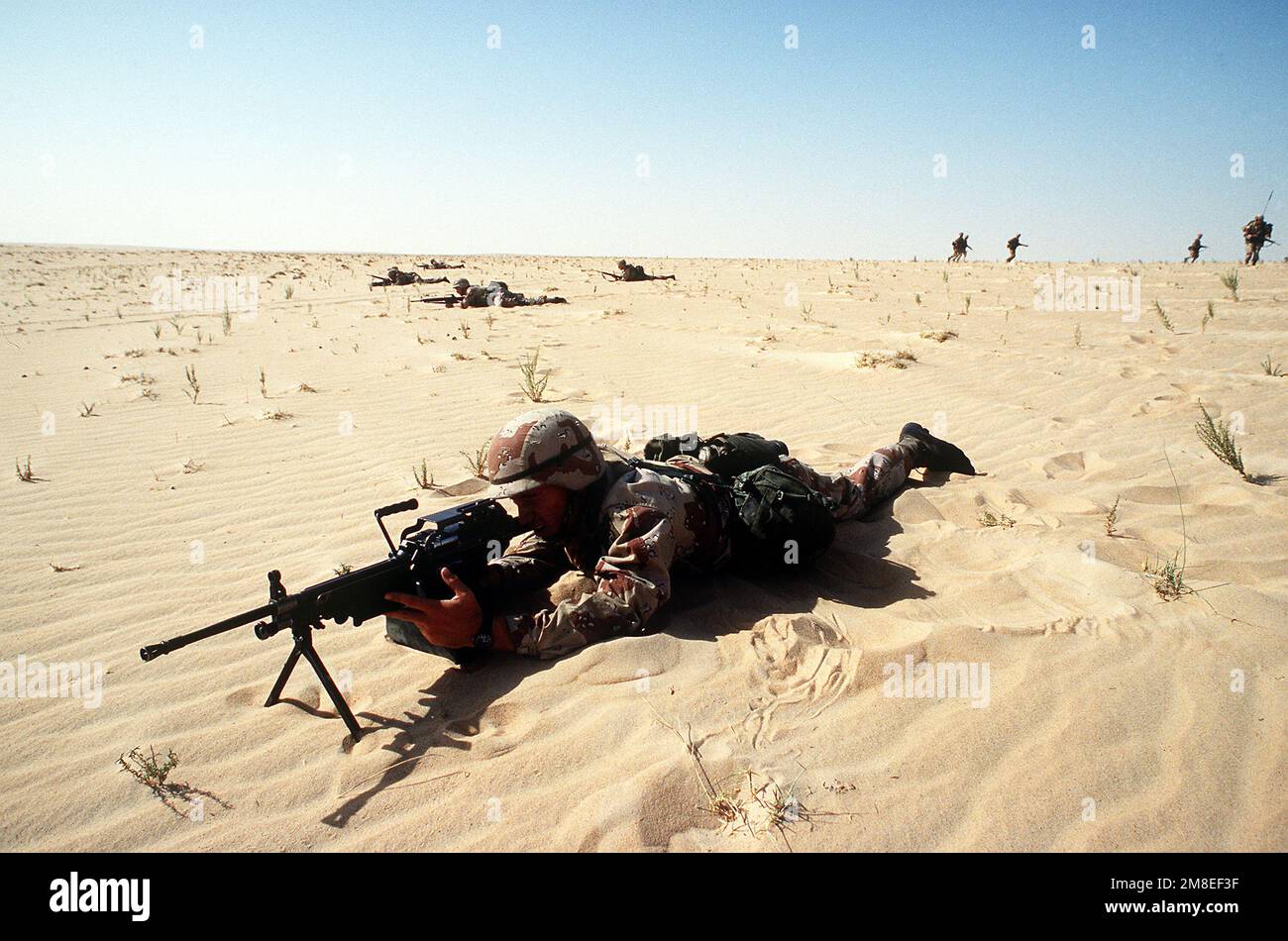 Les membres de 1st BN., 505th parachute Infantry Regt., 82nd Airborne Dive., effectuent des exercices de réaction sur un champ d'entraînement pendant l'opération Desert Shield. Le soldat au premier plan est armé d'une arme automatique M-249. Objet opération/série : BOUCLIER DU DÉSERT pays : Arabie saoudite (SAU) Banque D'Images