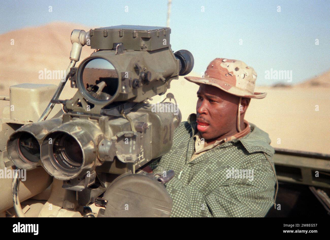 CPL. Raduns de TOW Company, 6th Marines, effectue la maintenance préventive d'une ARME anti-char à bord d'UN TUBE DE REMORQUAGE 2, à suivi optique, à guidage par fil pendant l'opération Desert Storm. Objet opération/série : TEMPÊTE DANS LE DÉSERT pays : Arabie saoudite (SAU) Banque D'Images