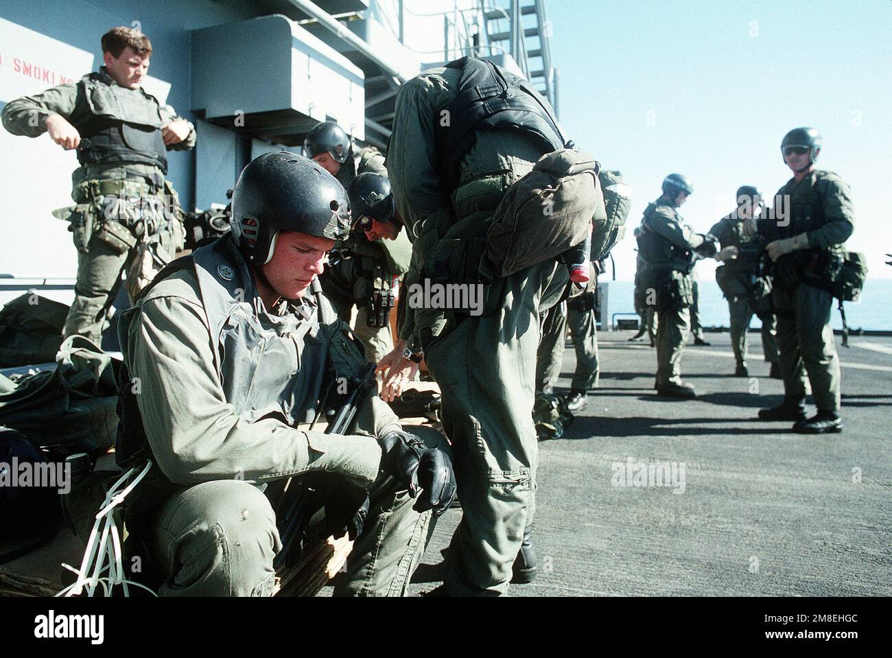 Les membres de l'équipe Sea-Air-Land (SEAL) 8 se rassemblent pour préparer un exercice d'embarquement à bord du lubrificateur USNS JOSHUA HUMPHREYS (T-AO-188). L'équipe DU PHOQUE 8 a fourni des équipes d'embarquement pour aider les navires de la Force d'interdiction maritime à appliquer les sanctions de l'ONU contre l'Iraq pendant l'opération tempête du désert. Sujet opération/série: TEMPÊTE DANS LE DÉSERT pays: Mer Rouge Banque D'Images