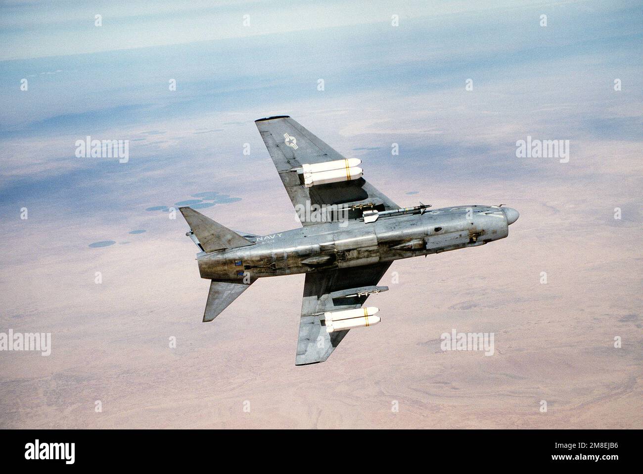 Un avion d'un escadron d'attaque 72 (va-72) A-7E Corsair se trouve à gauche pendant qu'il est en route vers sa cible pendant l'opération Desert Storm. L'avion transporte six bombes antichars Mark 20 Rockeye II sur ses pylônes d'aile extérieure et un missile AIM-9 Sidewinder sur chacun de ses pylônes de fuselage. Va-72 est basé à bord du porte-avions USS JOHN F. KENNEDY (CV-67), qui opère dans la mer Rouge. Objet opération/série : TEMPÊTE DANS LE DÉSERT pays : Irak (IRQ) Banque D'Images