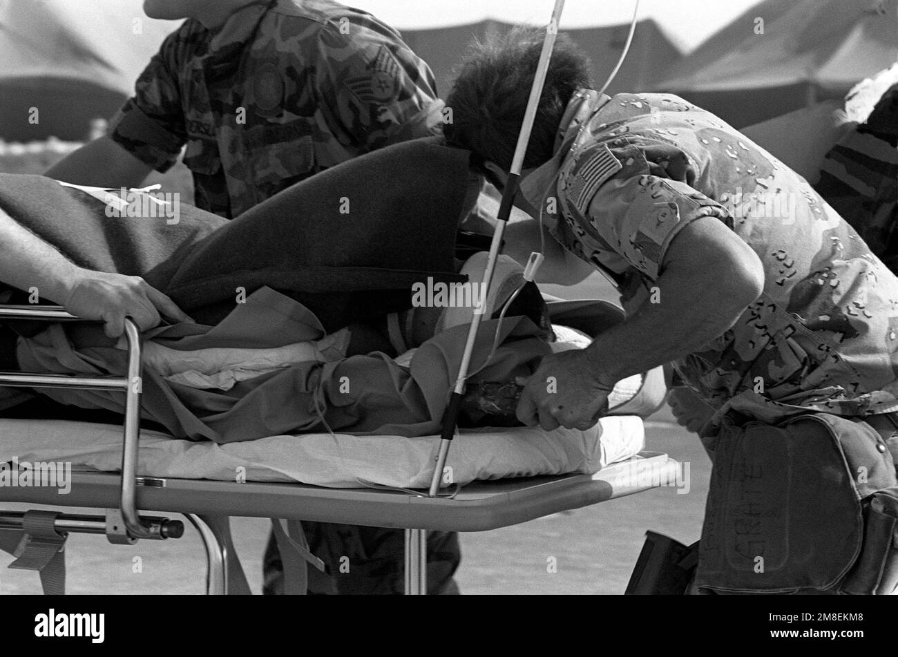 Le personnel médical utilise une portée pour transporter le caporal Richard Ramirez à un avion Starlifler C-141b en attente pour une évacuation médicale de la base aérienne d'Al-Jubayl vers l'Allemagne. Ramirez, membre de la Division Marine DE 1st, est transporté en Allemagne pour le traitement des plaies thoraciques reçues lors de l'opération TEMPÊTE DU DÉSERT. Objet opération/série : TEMPÊTE DANS LE DÉSERT pays : Arabie saoudite (SAU) Banque D'Images
