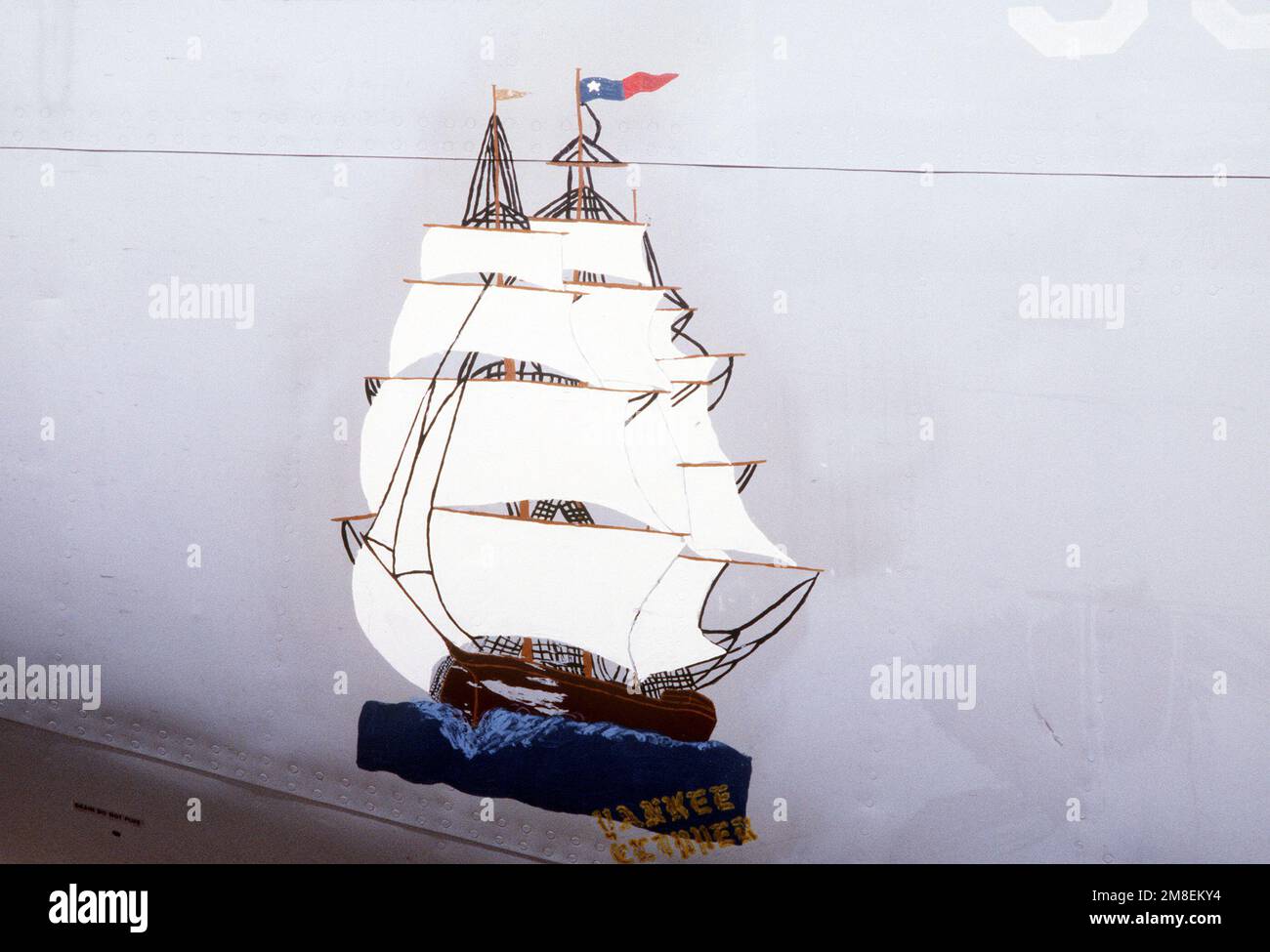 Une vue de l'œuvre intitulée « Yankee Clipper » sur le nez d'un avion KC-135 Stratotanker. Pays : inconnu Banque D'Images