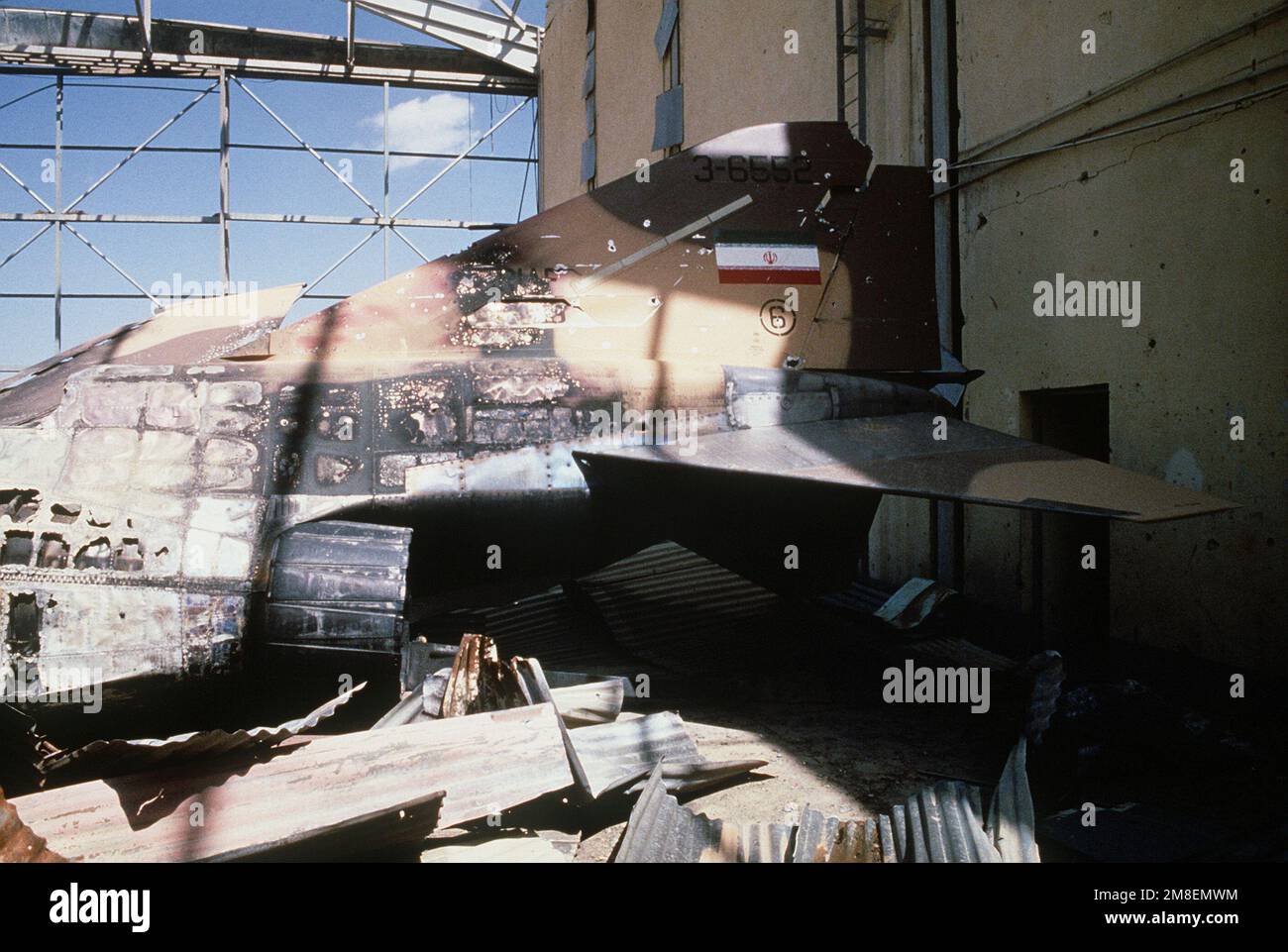 Vue rapprochée de la section de queue carbonée d'un F-4 Phantom II détruit par une attaque alliée au cours de l'opération tempête du désert. Objet opération/série : TEMPÊTE DANS LE DÉSERT pays : Irak (IRQ) Banque D'Images