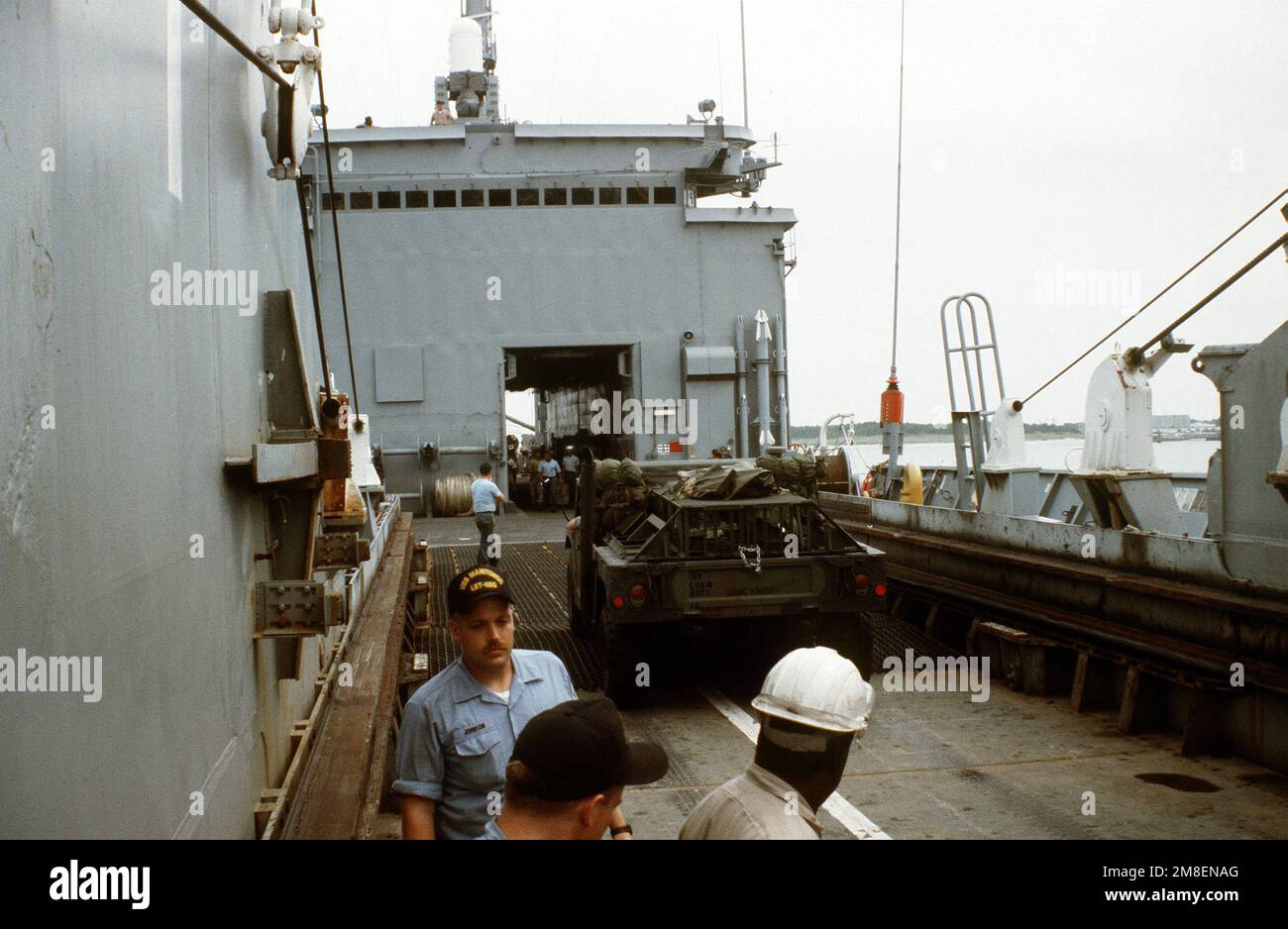 Un véhicule polyvalent à roues haute mobilité M998 (HMMWV) est livré à bord du navire-citerne USS MANITOWOC (LST-1180). Le navire transporte du personnel et de l'équipement du corps des Marines en Arabie saoudite à l'appui de l'opération Desert Shield. Sujet opération/série: DESERT SHIELD État: Caroline du Nord (NC) pays: États-Unis d'Amérique (USA) Banque D'Images
