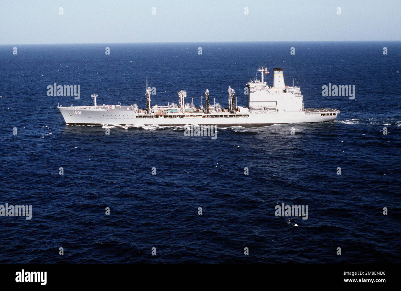 Une vue de la poutre portuaire du lubrificateur USNS JOSHUA HUMPHREYS (T-AO-188) en cours pendant l'opération Desert Storm. Sujet opération/série: TEMPÊTE DANS LE DÉSERT pays: Mer Rouge Banque D'Images