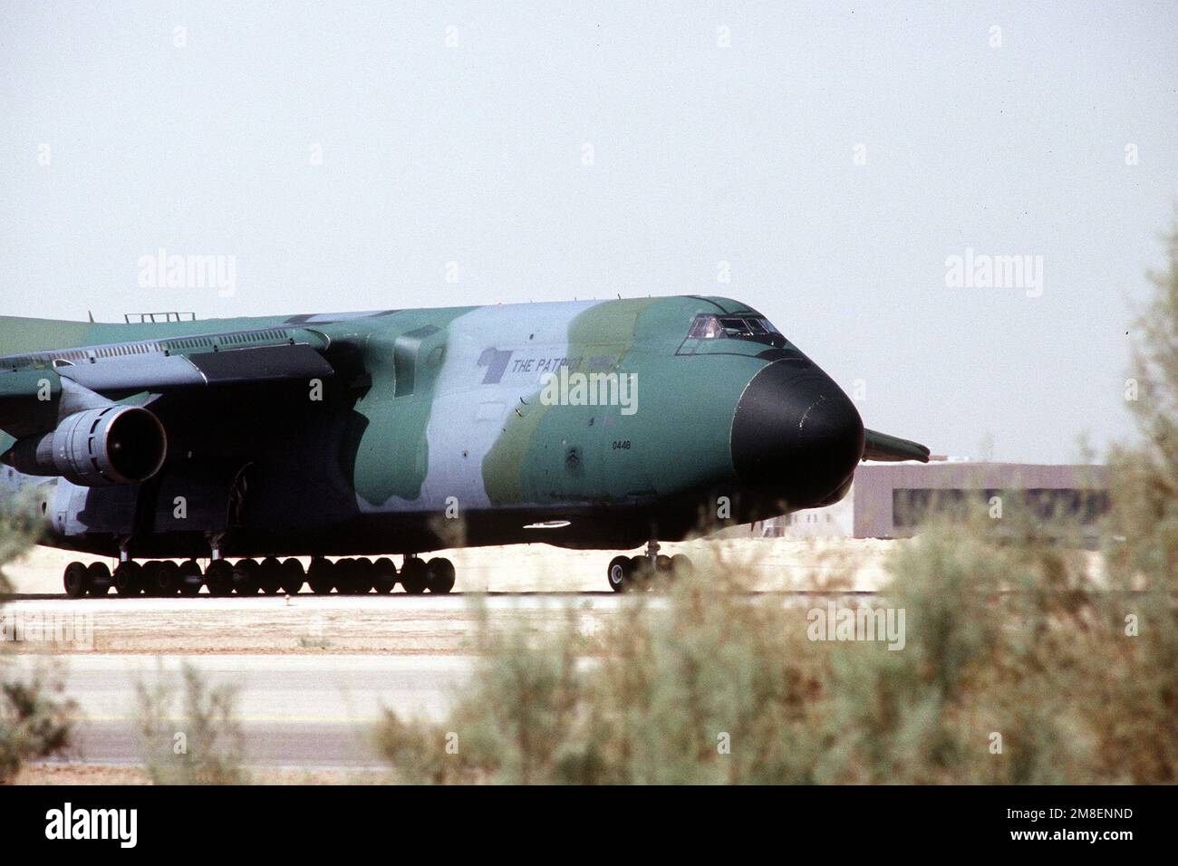 Un avion Galaxy C-5A se prépare à décoller à l'appui de l'opération Desert Shield. Objet opération/série : OPÉRATION DESERT SHIELD pays : Arabie saoudite (SAU) Banque D'Images