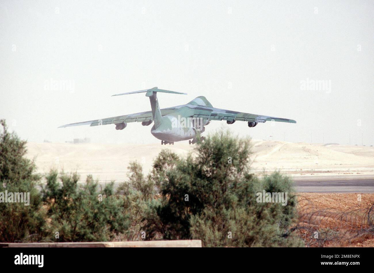 Un avion C-5A Galaxy prend son envol à l'appui de l'opération Desert Shield. Objet opération/série : OPÉRATION DESERT SHIELD pays : Arabie saoudite (SAU) Banque D'Images