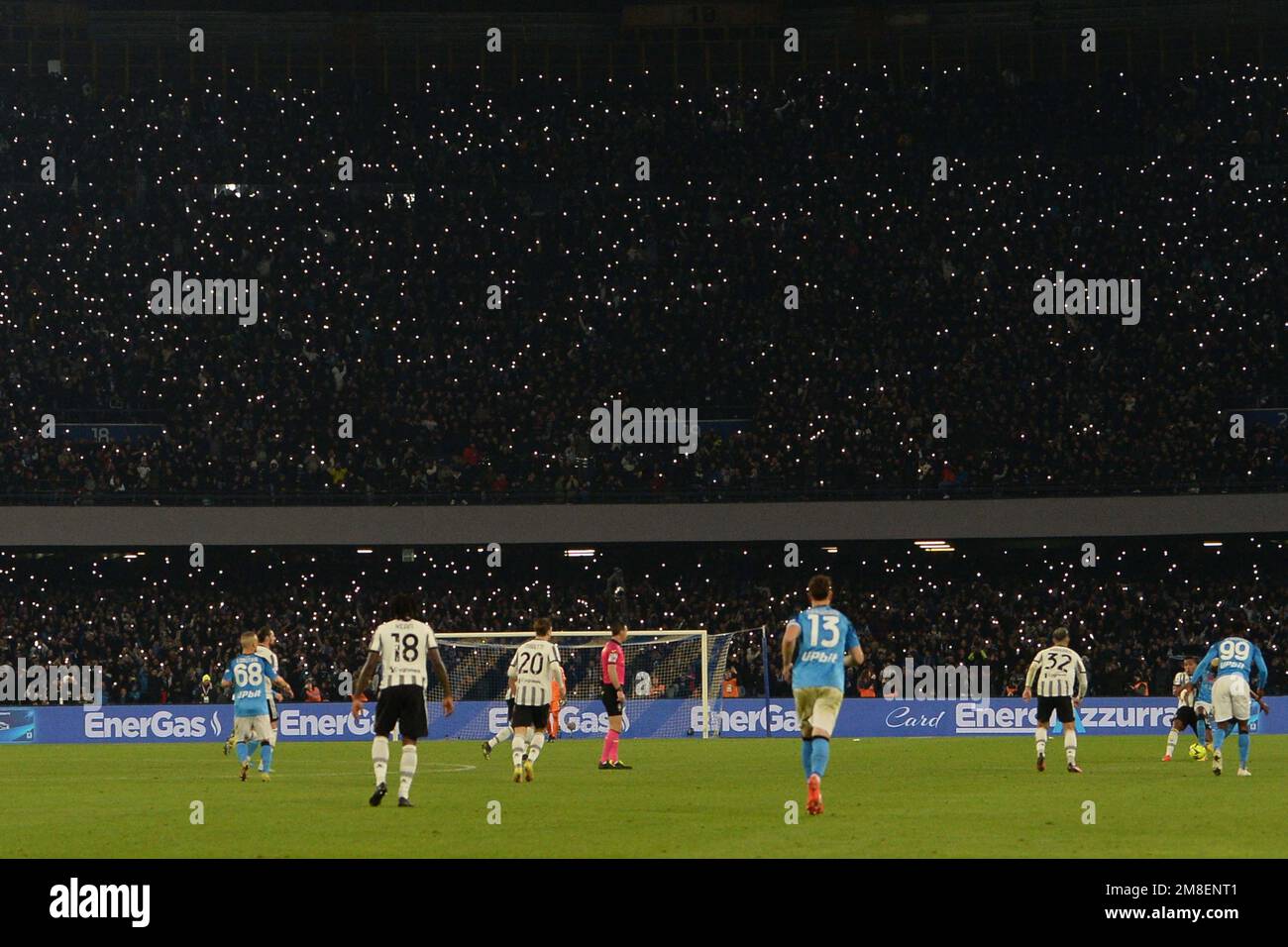 Le stade est éclairé par des piles pendant la série Un match entre SSC Napoli et Juventus FC au Stadio Diego Armando Maradona Banque D'Images