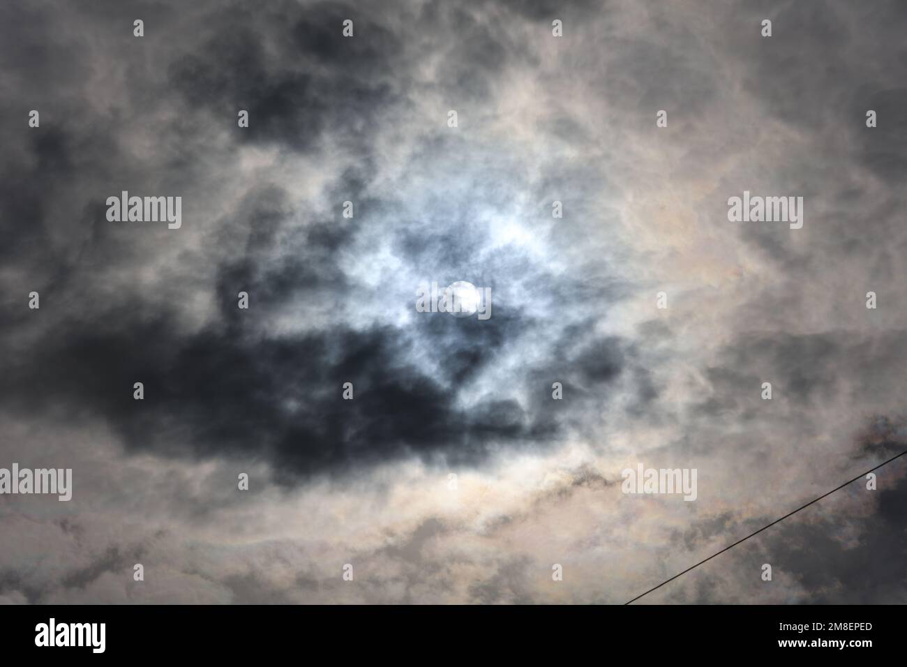 Soleil derrière les nuages Banque D'Images