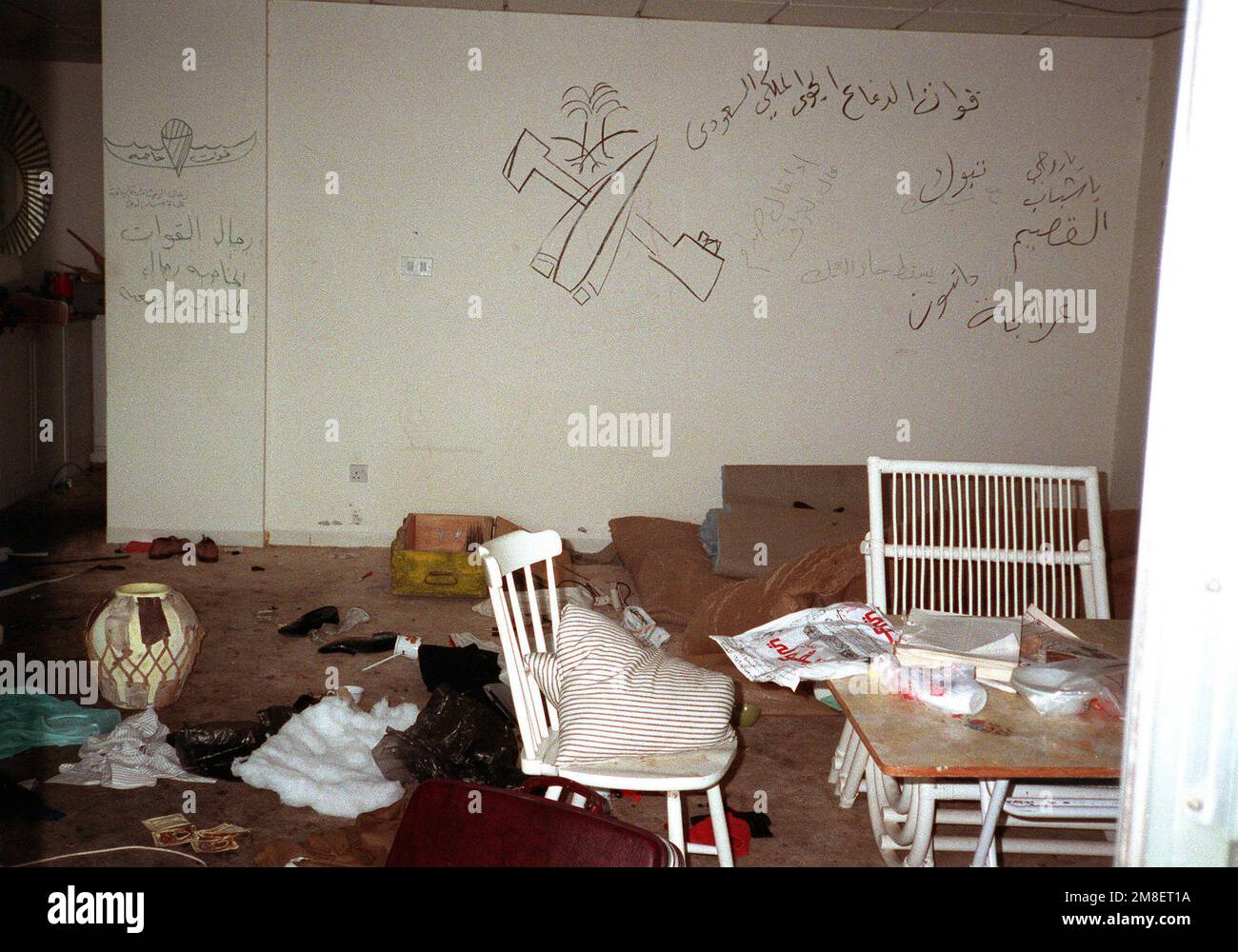 Le salon d'une maison koweïtienne de plage est en ruine après qu'elle a été utilisée comme bunker et poste de commandement par des soldats iraquiens. Les troupes ont été évincée du pays en février par les forces américaines et alliées pendant l'opération tempête du désert. Objet opération/série : TEMPÊTE DANS LE DÉSERT pays : Koweït (KWT) Banque D'Images