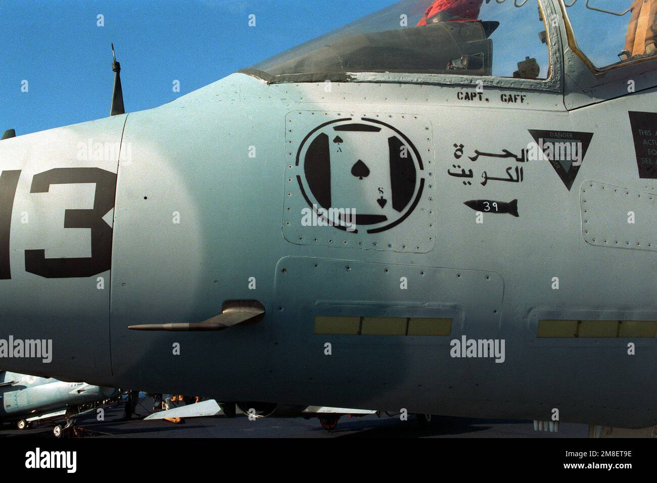 Une vue rapprochée des marquages sous le poste de pilotage d'un aéronef de l'escadron d'attaque maritime 231 (VMA-231) AV-8B Harrier sur le pont de vol du porte-avions USS JOHN F. KENNEDY (CV-67). L'as des pique est l'insigne de l'escadron de VMA-231; le 39 peint à l'intérieur de la bombe fait référence au nombre de missions de combat effectuées par le pilote pendant l'opération Desert Storm. Sujet opération/série: TEMPÊTE DANS LE DÉSERT pays: Inconnu Banque D'Images