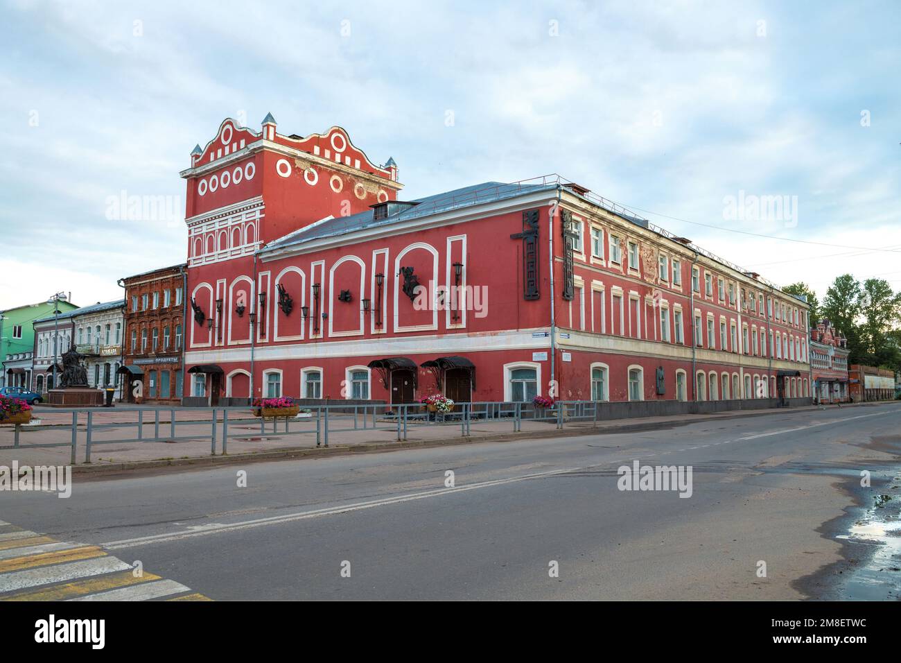 VYSHNY VOLOCHEK, RUSSIE - 15 JUILLET 2022 : vue sur l'ancien bâtiment du théâtre sur un ciel nuageux juillet matin Banque D'Images