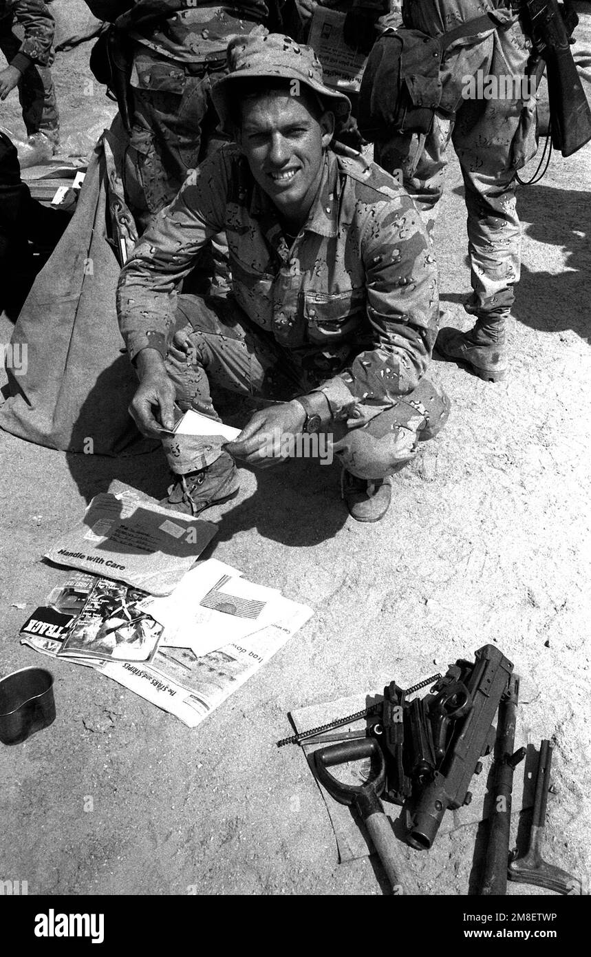 Premier LT. Timothy P. Harryman lit une lettre lors du premier appel postal de son unité depuis le début de la campagne de l'opération Desert Storm Ground pour libérer le Koweït. Harryman est au service DE LA MARINE DIVISION 1st dans le désert à l'ouest de l'aéroport international de Koweït. Objet opération/série : TEMPÊTE DANS LE DÉSERT pays : Koweït (KWT) Banque D'Images