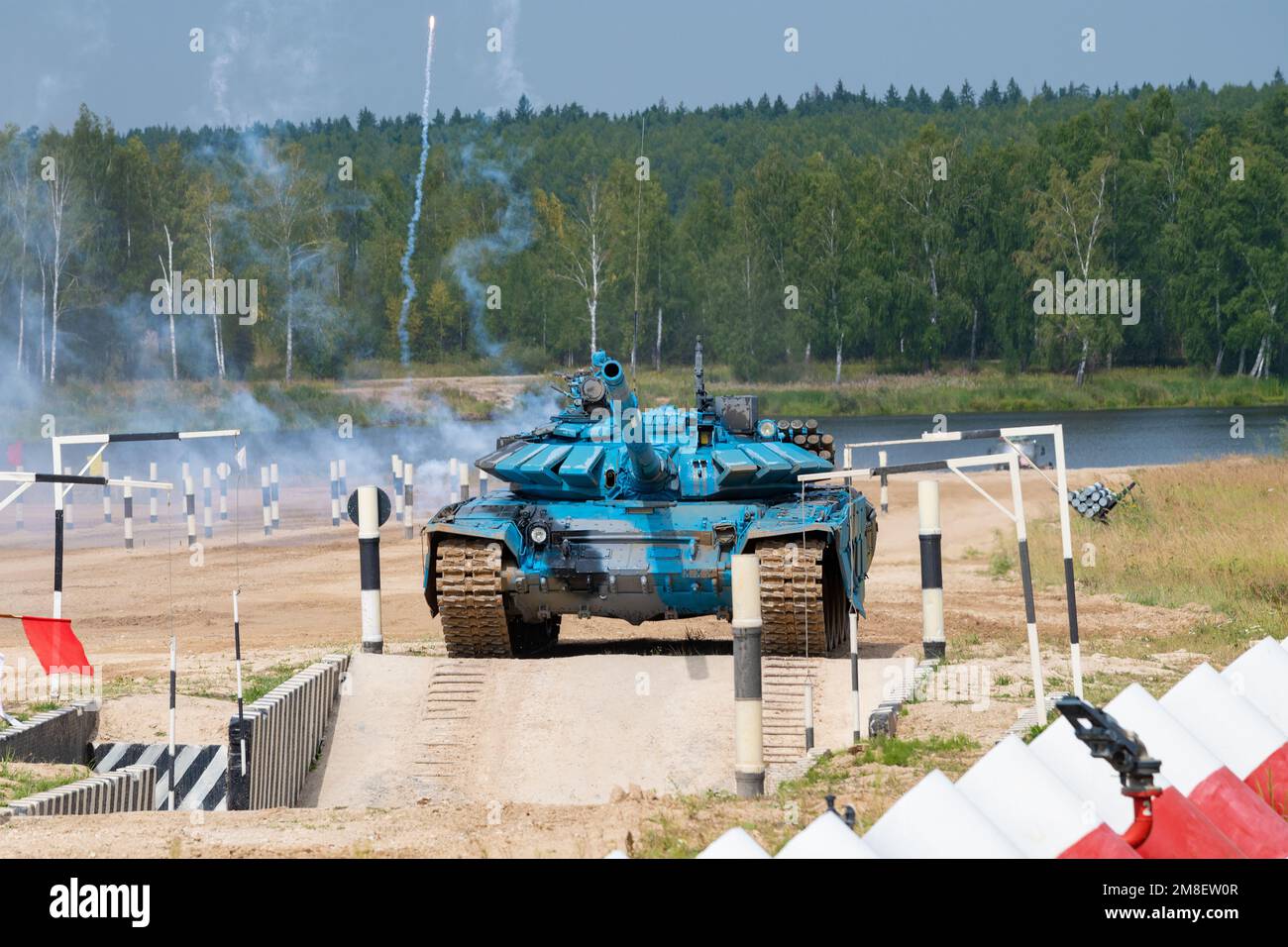 ALABINO, RUSSIE - 19 AOÛT 2022 : Tank T-72B3 l'équipe de la République d'Abkhazie face à l'obstacle du Moat. Fragment de biathlon de réservoir. Internat Banque D'Images