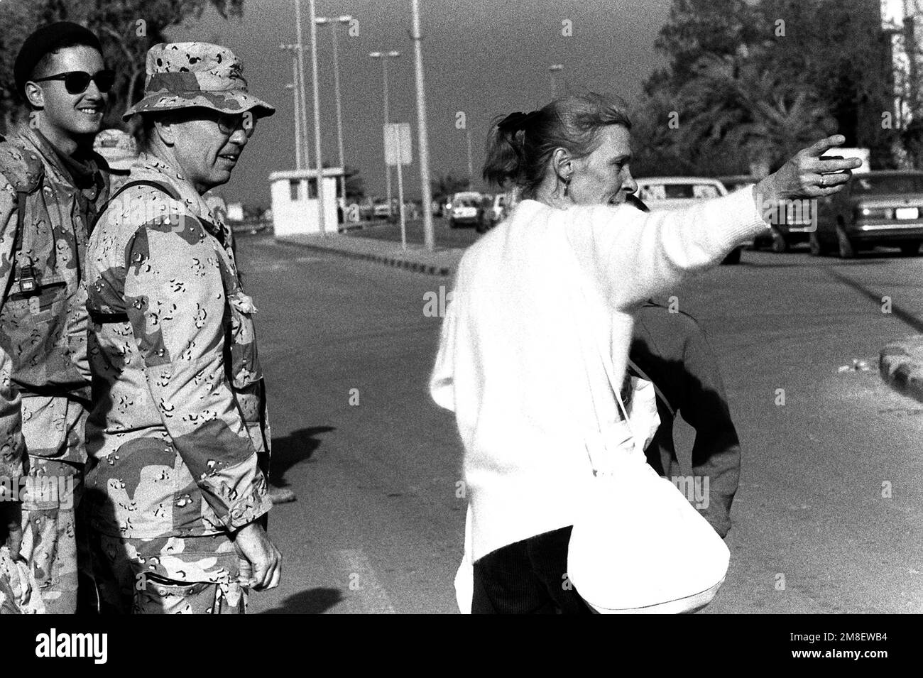 Les Marines observent un geste civil à l'encontre d'un autre passant alors que les citoyens retournent dans la ville après le retrait des forces iraquiennes pendant l'opération tempête du désert. Objet opération/série: TEMPÊTE DU DÉSERT base: Koweït ville pays: Koweït (KWT) Banque D'Images