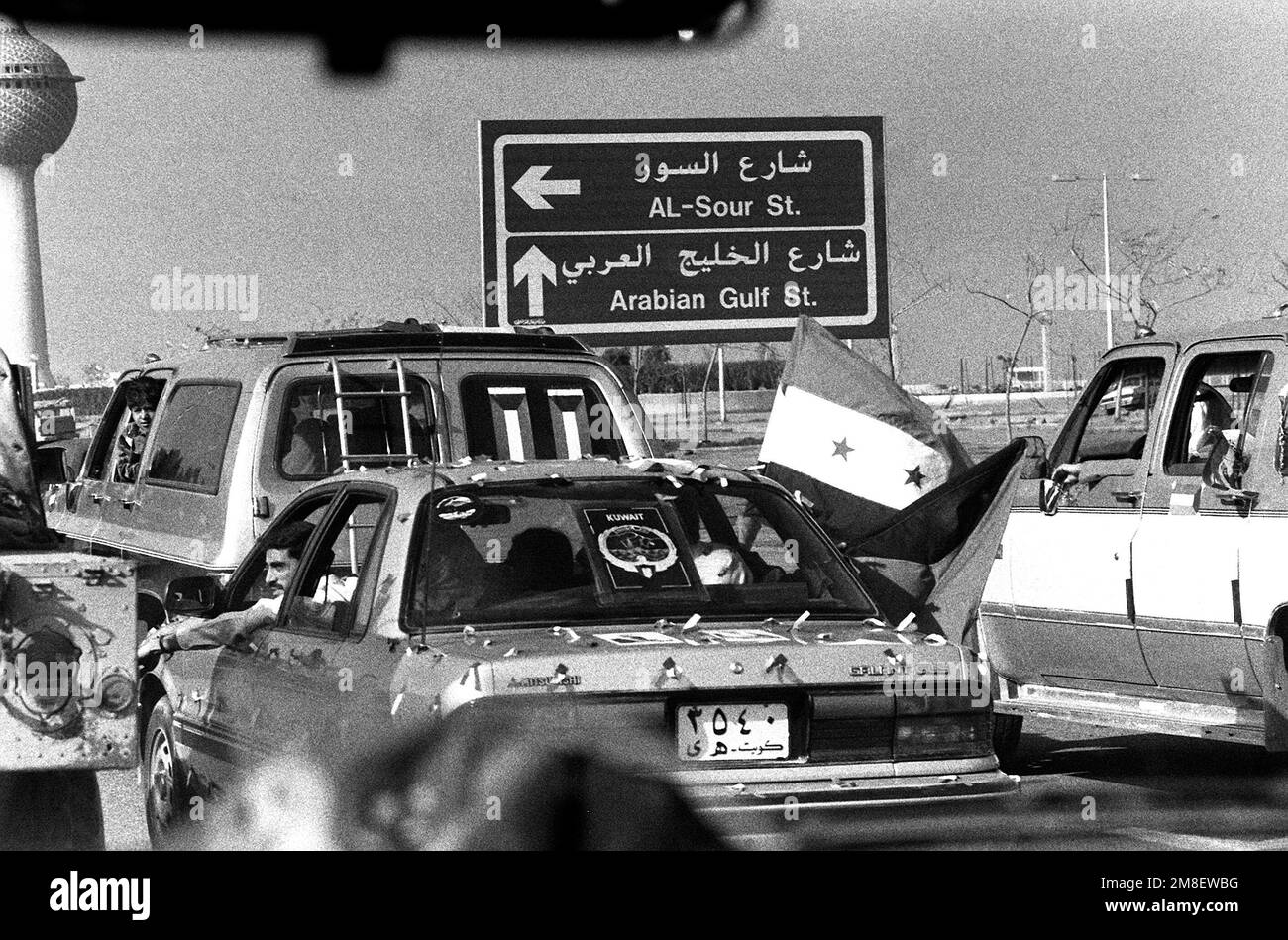 Les citoyens koweïtiens retournent dans la ville à la suite du retrait des forces iraquiennes pendant l'opération tempête du désert. Objet opération/série: TEMPÊTE DU DÉSERT base: Koweït ville pays: Koweït (KWT) Banque D'Images
