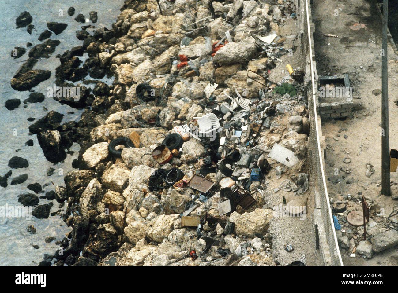 Des débris pénètrent sur la plage à la suite de l'opération Desert Storm. Objet opération/série: TEMPÊTE DU DÉSERT base: Koweït ville pays: Koweït(KWT) Banque D'Images