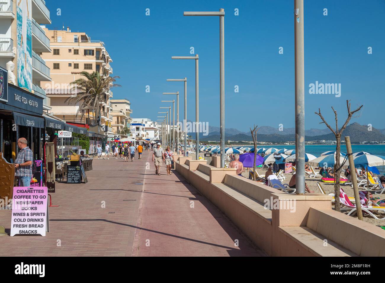 Promenade sur la plage avec des chaises longues et des parasols, CAN Picafort, Majorque, Espagne Banque D'Images
