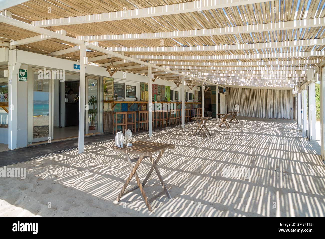 Terrasse vide au bar de la plage Chiringuito Ponderosa Beach, CAN Picafort, Majorque, Espagne Banque D'Images