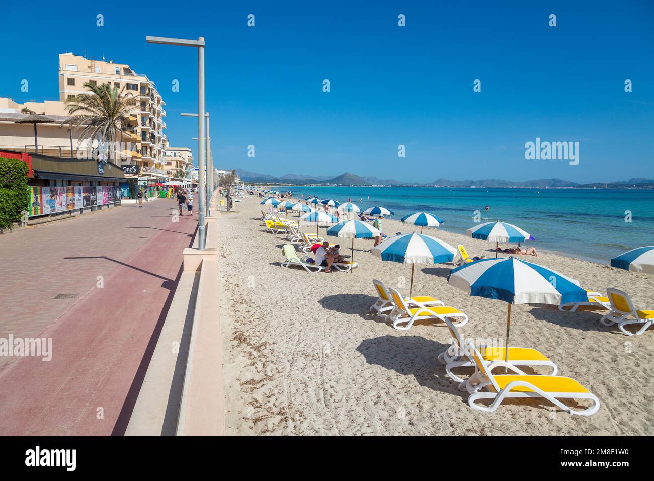 Promenade sur la plage avec des chaises longues et des parasols, CAN Picafort, Majorque, Espagne Banque D'Images