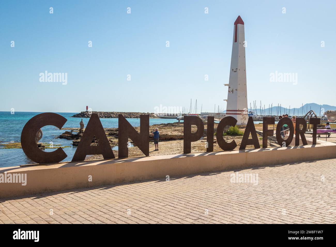 Promenade de plage avec lettrage et obélisque CAN Picafort, CAN Picafort, Majorque, Espagne Banque D'Images