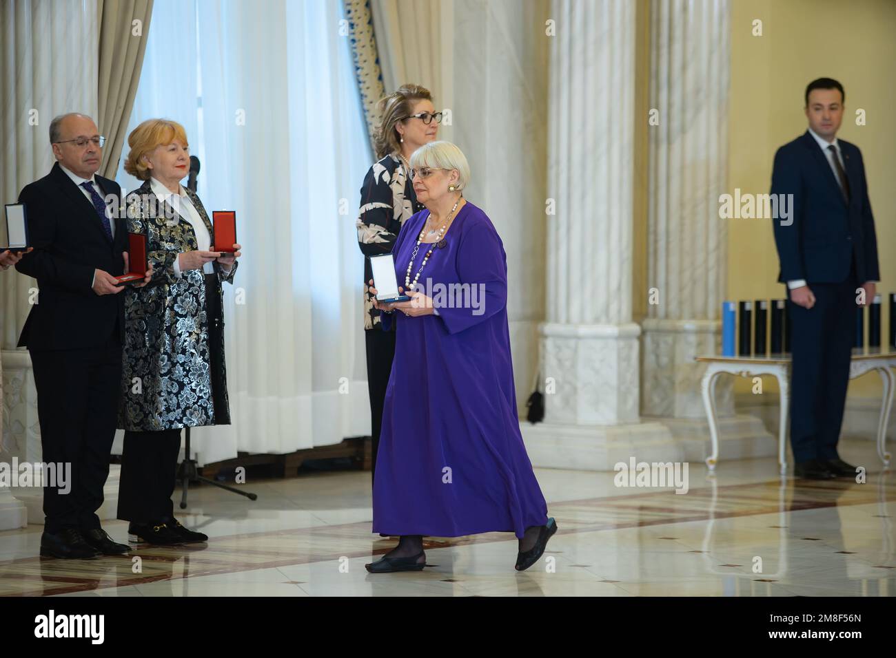 Bucarest, Roumanie - 13 janvier 2023: La traductrice et critique de cinéma roumaine Irina Margareta Nistor est décorée par le Président de la Roumanie Klaus Iohan Banque D'Images