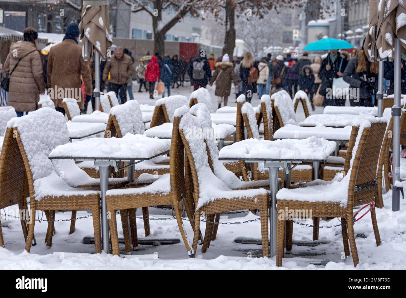 Tables et chaises enneigées, café de rue en hiver, beaucoup de gens, rue commerçante animée, zone piétonne, Kaufingerstrasse, Neuhauser Strasse, ancienne Banque D'Images