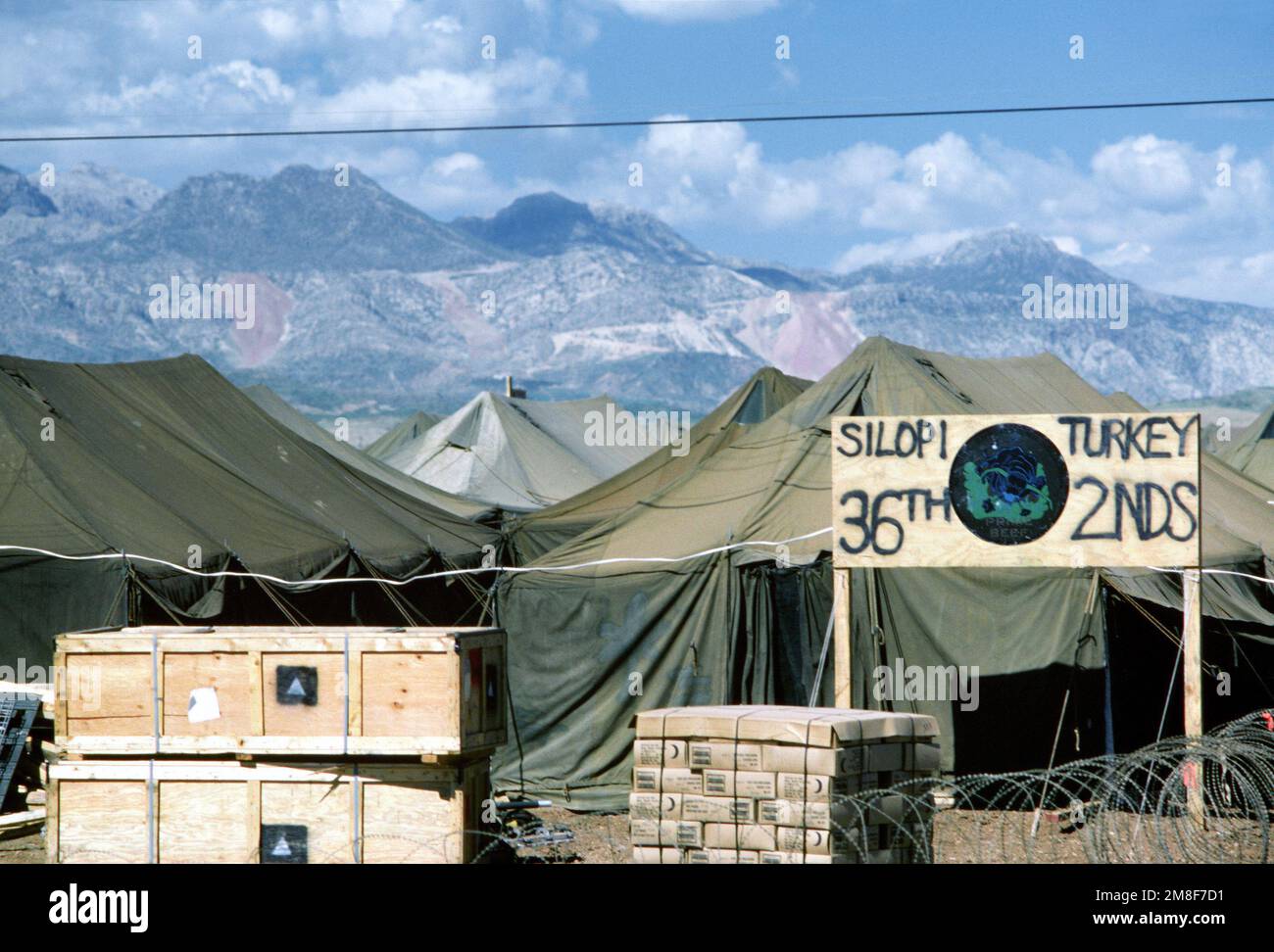 Une vue du complexe des États-Unis Le 36th Escadron de génie civil de la Force aérienne, installé dans une base de soutien des services humanitaires, a été mis en place pour soutenir l'opération fournir confort, un effort multinational visant à aider les réfugiés kurdes dans le sud de la Turquie et le nord de l'Irak. Sujet opération/série: FOURNIR LE CONFORT base: Silopi pays: Turquie(TUR) Banque D'Images