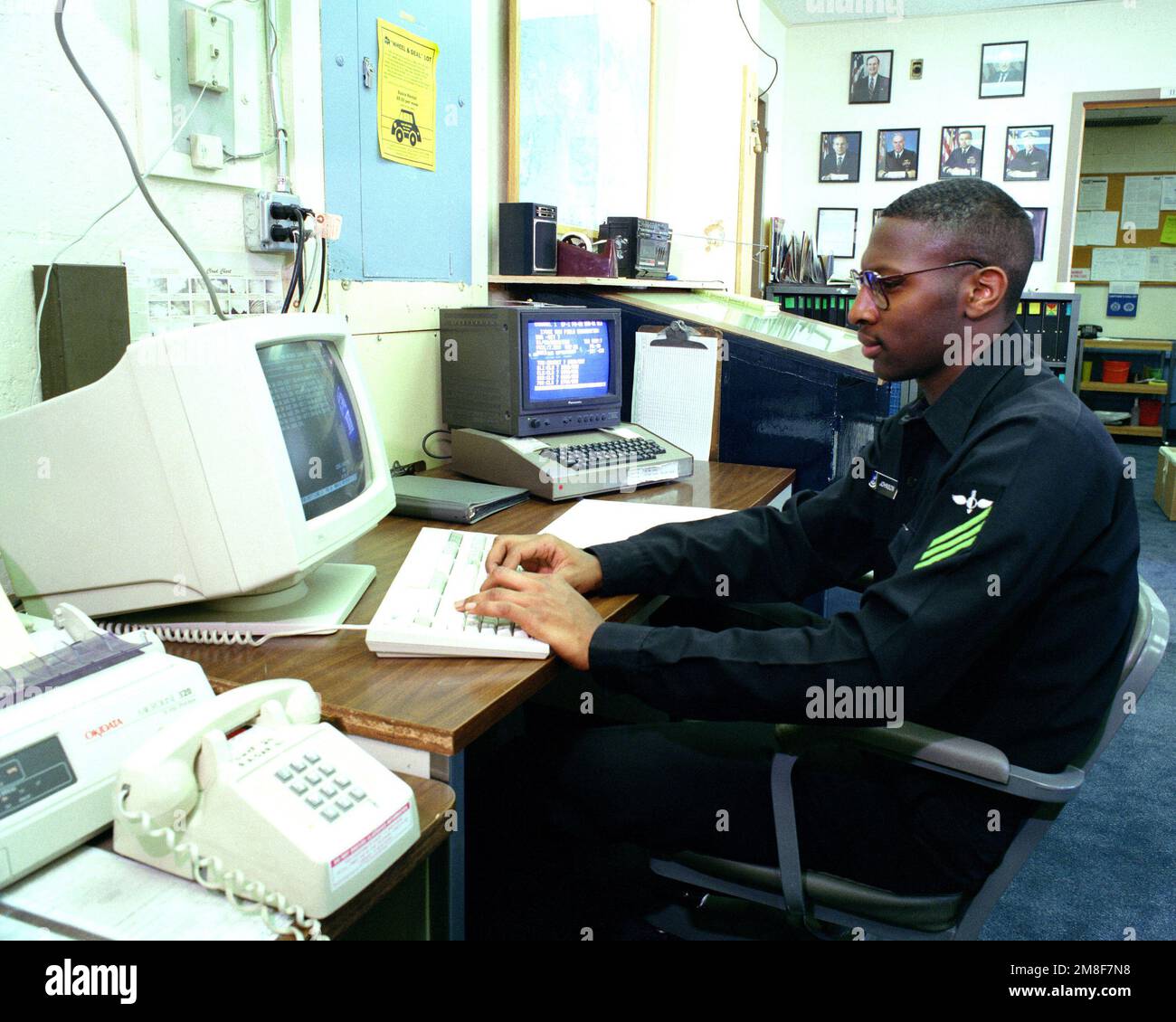 Le compagnon d'un aérographe travaille à une station informatique de la station aérienne navale. Base: Naval Air Station Whidbey Island État: Washington(WA) pays: Etats-Unis d'Amérique (USA) Banque D'Images