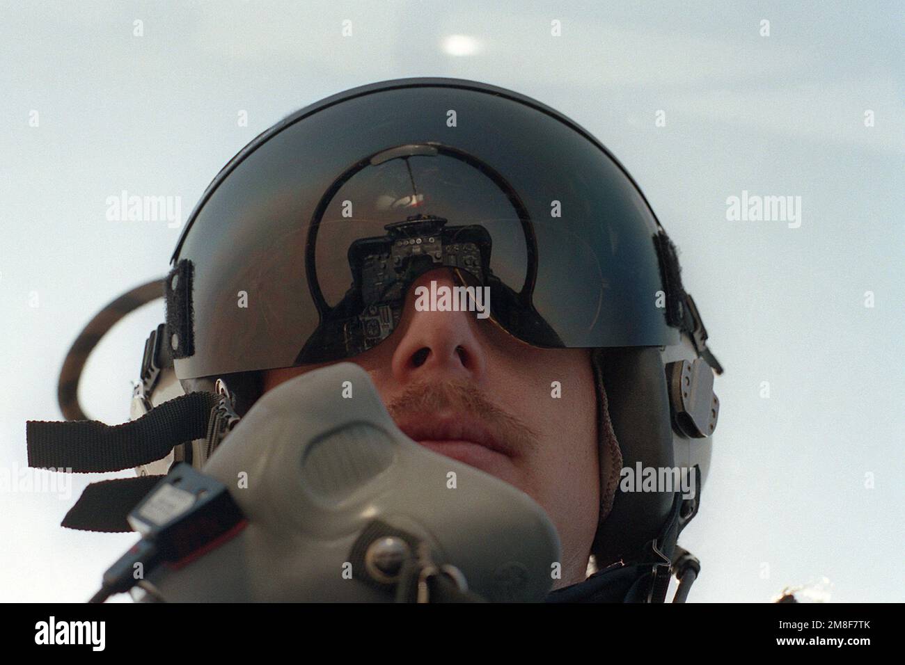 Vue rapprochée du LT. Gerald B. Parsons dans le siège arrière d'un avion F-14A Tomcat du Fighter Squadron 41 (VF-41) lorsqu'il effectue une mission pendant l'opération fournissez le confort. Objet opération/série : FOURNIR LE CONFORT pays : Irak (IRQ) Banque D'Images
