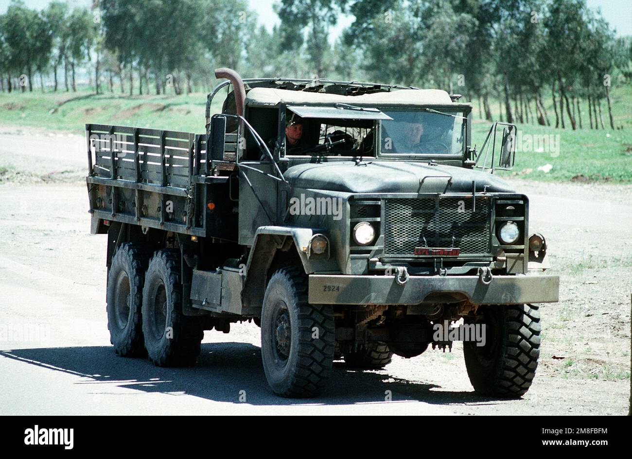 Un camion M-939 5 tonnes roule dans la ville à la fin d'un convoi. Les Marines de l'unité expéditionnaire maritime de 24th (24th MEU) et du Groupe d'appui aux services MEU 24 (MSSG-24) apportent une aide aux réfugiés kurdes dans la région de Zakhu dans le cadre de l'opération fournir le confort. Sujet opération/série: FOURNIR LE CONFORT base: Zakhu pays: Irak (IRQ) Banque D'Images