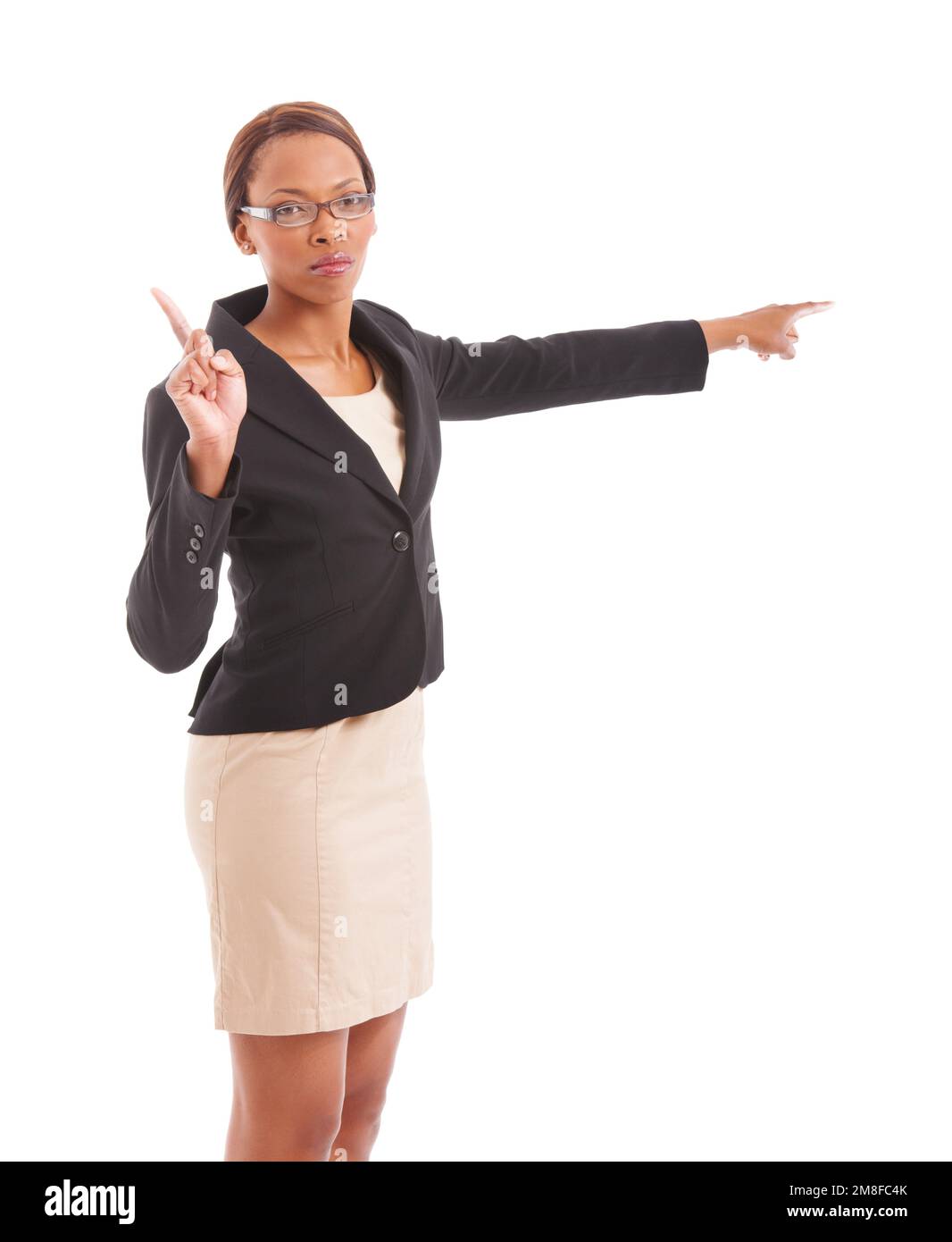 Je ne prends pas de non-sens. Photo studio d'une femme ethnique stern vêtue d'un vêtement d'entreprise, montrant hors du cadre. Banque D'Images