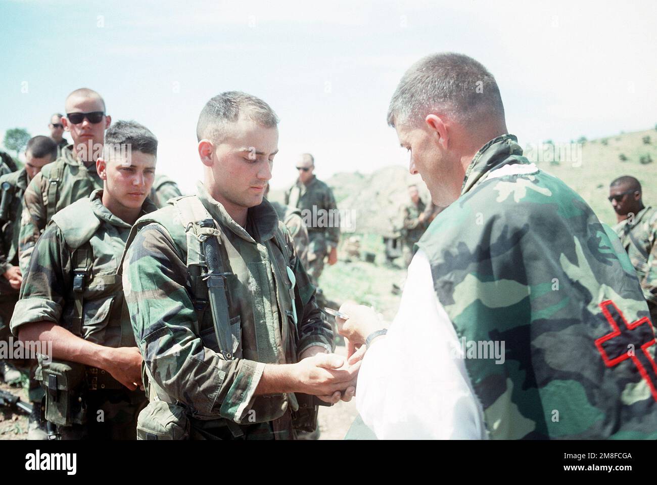 Aumônier (LT.) William D. Devine distribue la Sainte Communion aux Marines de l'unité expéditionnaire maritime de 24th (24th MEU) alors qu'il célèbre la messe dans le nord de l'Irak pendant l'opération fournir confort. Sujet opération/série : FOURNIR LE CONFORT pays : Irak (IRQ) Banque D'Images