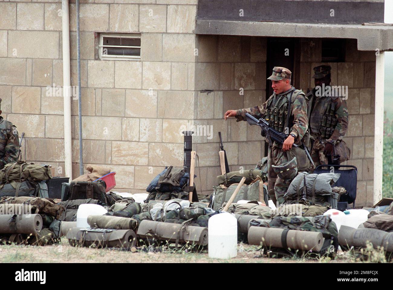 Les membres du 2nd Bataillon, 8th Marine Regiment, se préparent à quitter le camp d'entraînement iraquien abandonné près de Dahuk qu'ils ont pris en charge. Les Marines sont dans la région dans le cadre de l'opération fournir confort, un effort allié pour aider les réfugiés kurdes qui ont fui les forces de Saddam Hussein dans le nord de l'Irak. Objet opération/série : FOURNIR LE CONFORT pays : Irak (IRQ) Banque D'Images