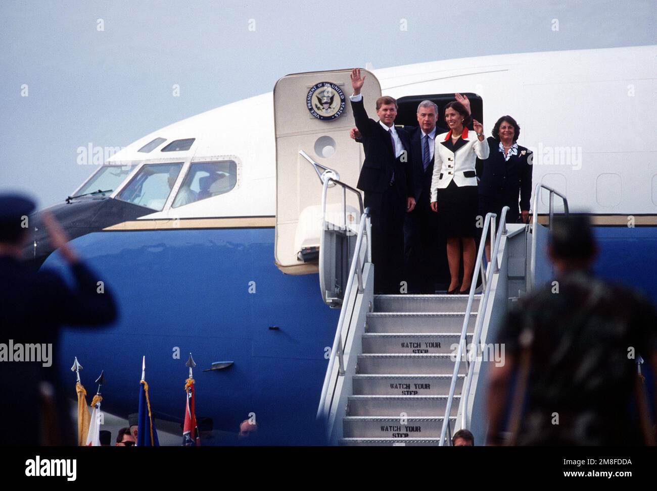 Le vice-président J. Danforth Quayle et Marilyn Quayle se sont empais vers la foule à leur arrivée sur la base. Le vice-président est à Eielson pour exprimer sa reconnaissance aux aviateurs qui ont servi dans la région du golfe Persique pendant l'opération tempête du désert. Derrière les Quayles se trouvent le sénateur Alaskan Frank H. Murkowski et Mme Murkowski. Objet opération/série: OPÉRATION DESERT STORM base: Eielson Air Force base État: Alaska(AK) pays: États-Unis d'Amérique(USA) Banque D'Images