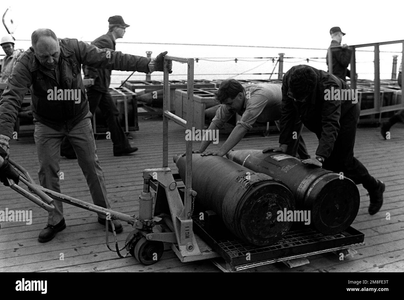 Les membres de l'équipage déplacent une palette de deux projectiles de 16 pouces sur le pont du navire de guerre USS MISSOURI (BB-63). Des munitions sont déchargées après le retour du navire du golfe Persique à la suite du cessez-le-feu qui a mis fin à l'opération tempête du désert. Objet opération/série : TEMPÊTE DU DÉSERT base : Naval Air Station, long Beach État : Californie (CA) pays : États-Unis d'Amérique (USA) Banque D'Images