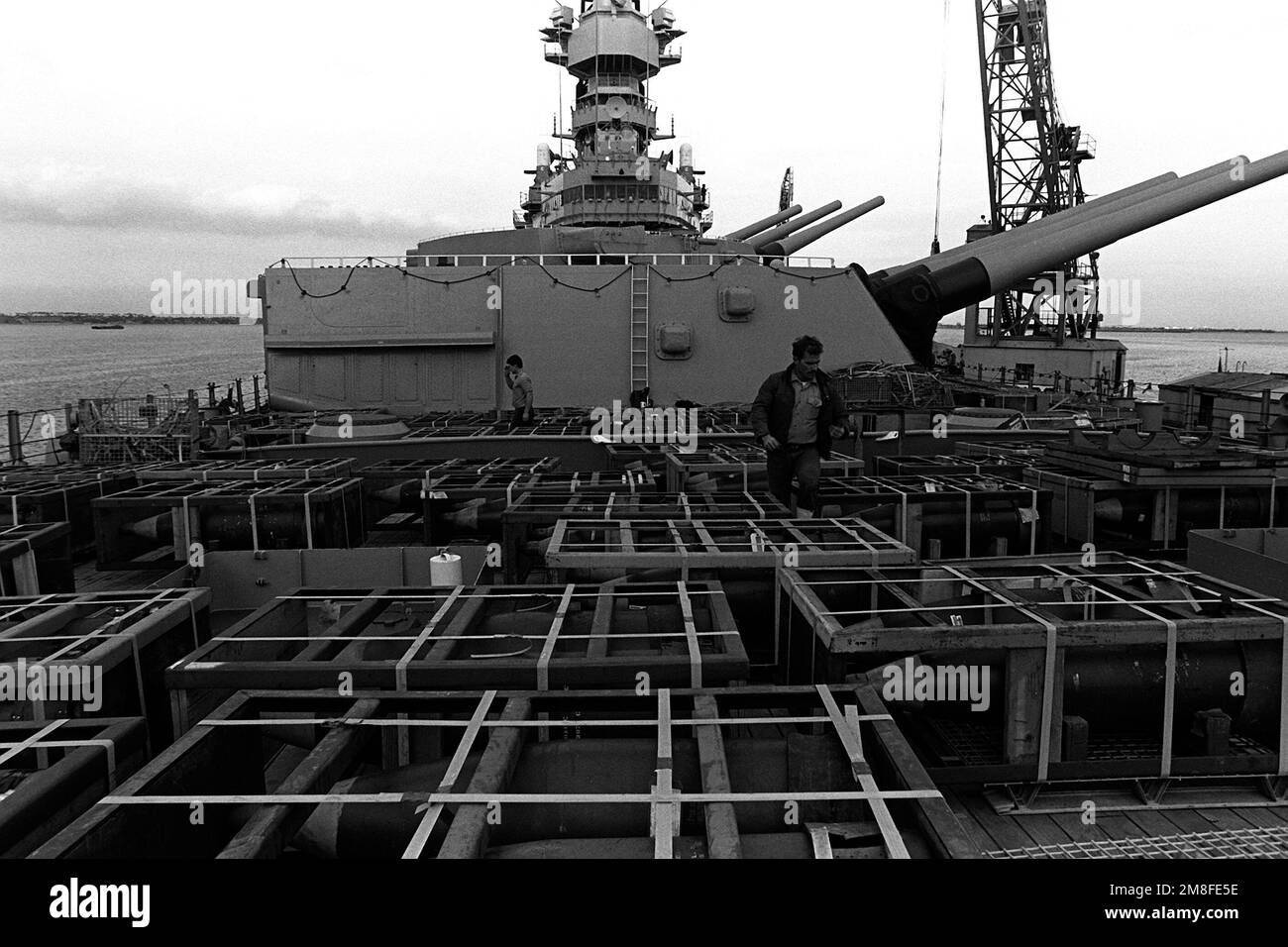 Des travailleurs civils inspectent des palettes de projectiles de 16 pouces sur le pont du cuirassé USS MISSOURI (BB-63). Des munitions sont déchargées après le retour du navire du golfe Persique à la suite du cessez-le-feu qui a mis fin à l'opération tempête du désert. Objet opération/série : TEMPÊTE DU DÉSERT base : Naval Air Station, long Beach État : Californie (CA) pays : États-Unis d'Amérique (USA) Banque D'Images