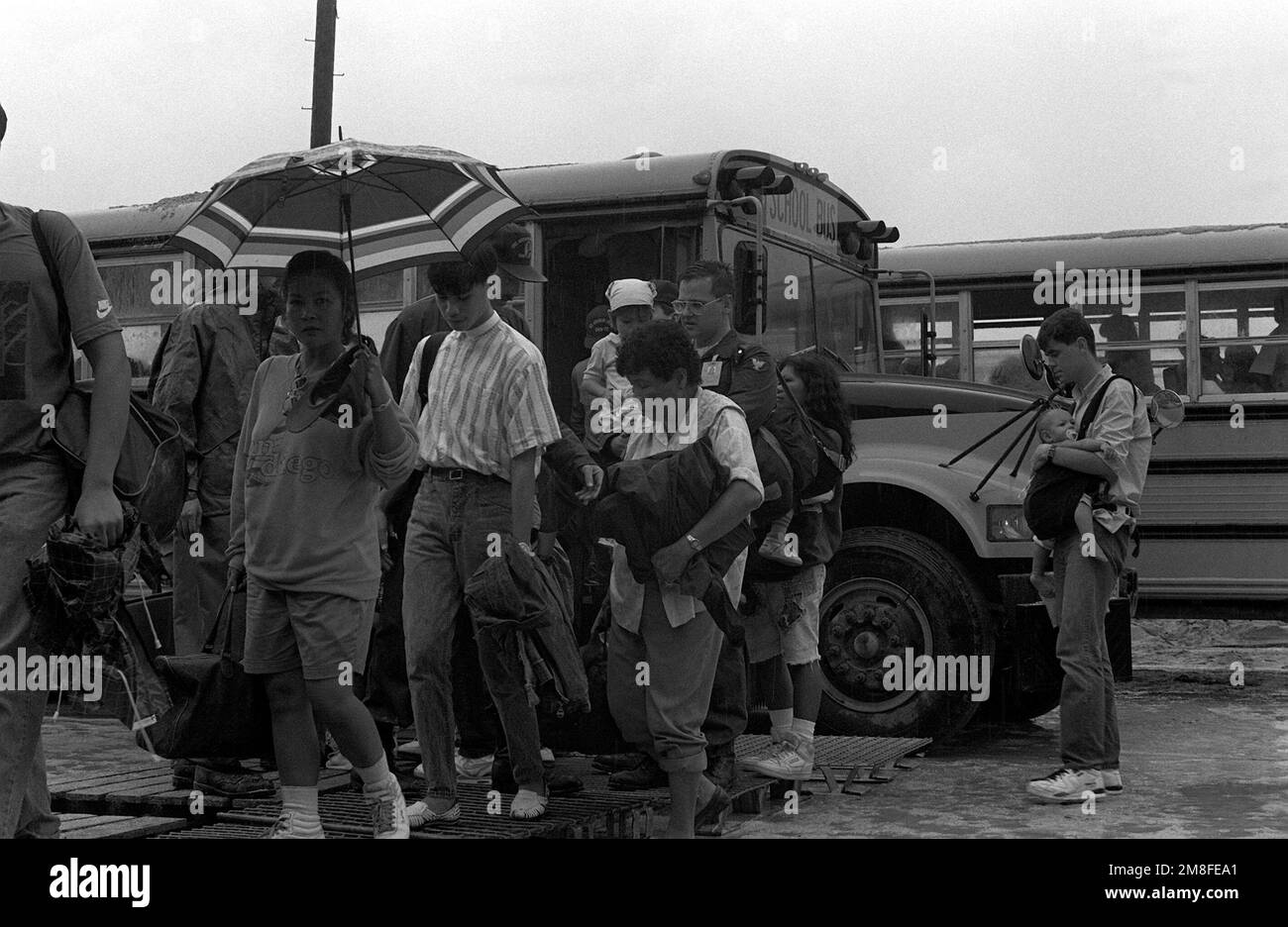 Les personnes à charge du personnel militaire américain se préparent à monter à bord du porte-avions à propulsion nucléaire USS ABRAHAM LINCOLN (CVN 72) pendant l'évacuation de la base aérienne Clark et de la base navale de Subic Bay. Les évacués sont transportés de la région à la suite de l'éruption du mont Pinatubo, un volcan qui est devenu vivant sur 10 juin pour la première fois depuis plus de 600 ans. Pays: Philippines (PHL) Banque D'Images
