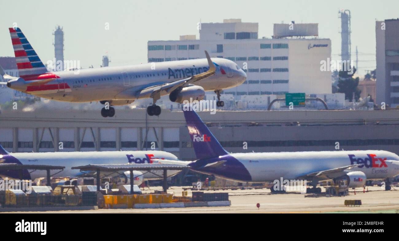 Détails de l'aéroport LAX à Los Angeles, Californie, États-Unis. Photo : un avion d'American Airlines au départ de LAX. Banque D'Images