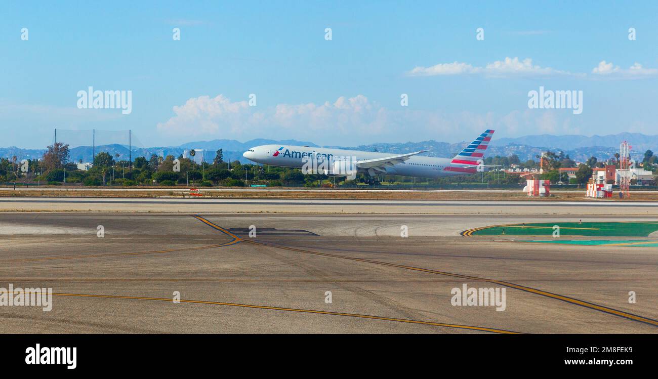 Détails de l'aéroport LAX à Los Angeles, Californie, États-Unis. Photo : un avion d'American Airlines au départ de LAX. Banque D'Images