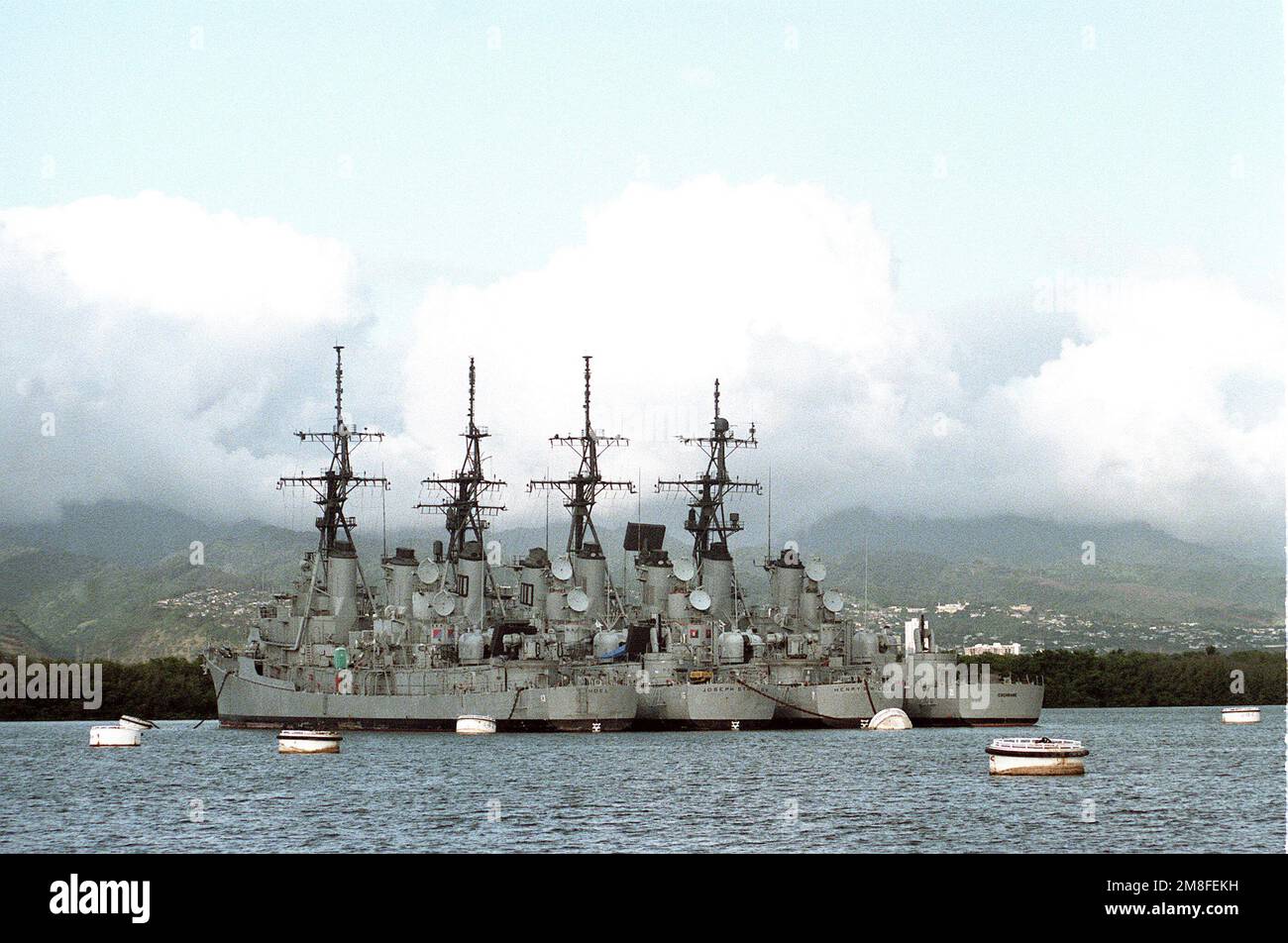 Quatre destroyers guidés de la classe Charles F. Adams mis hors service sont à l'ancre dans le Moyen Loch. Les navires sont, de gauche à droite : le HOEL (DDG-13), le JOSEPH STRAUSS (DDG-16), LE HENRY B. WILSON (DDG-7) et le COCHRANE (DDG-21). Base: Naval Station, Pearl Harbor État: Hawaii(HI) pays: Etats-Unis d'Amérique(USA) Banque D'Images