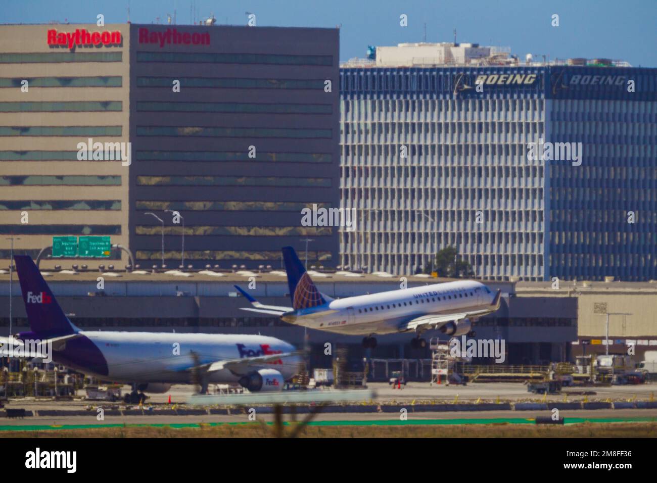 Détails de l'aéroport LAX à Los Angeles, Californie, États-Unis. Photo : des avions FedEx et United Airlines à LAX, avec les sièges sociaux de Boeing et Raytheon vus en arrière-plan. Banque D'Images