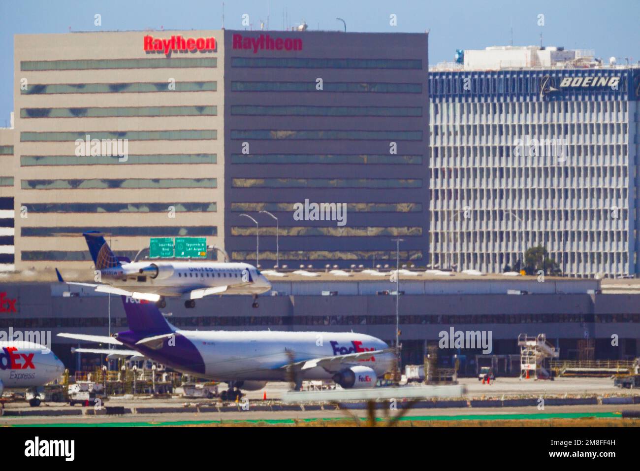 Détails de l'aéroport LAX à Los Angeles, Californie, États-Unis. Photo : des avions FedEx et United Airlines à LAX, avec les sièges sociaux de Boeing et Raytheon vus en arrière-plan. Banque D'Images