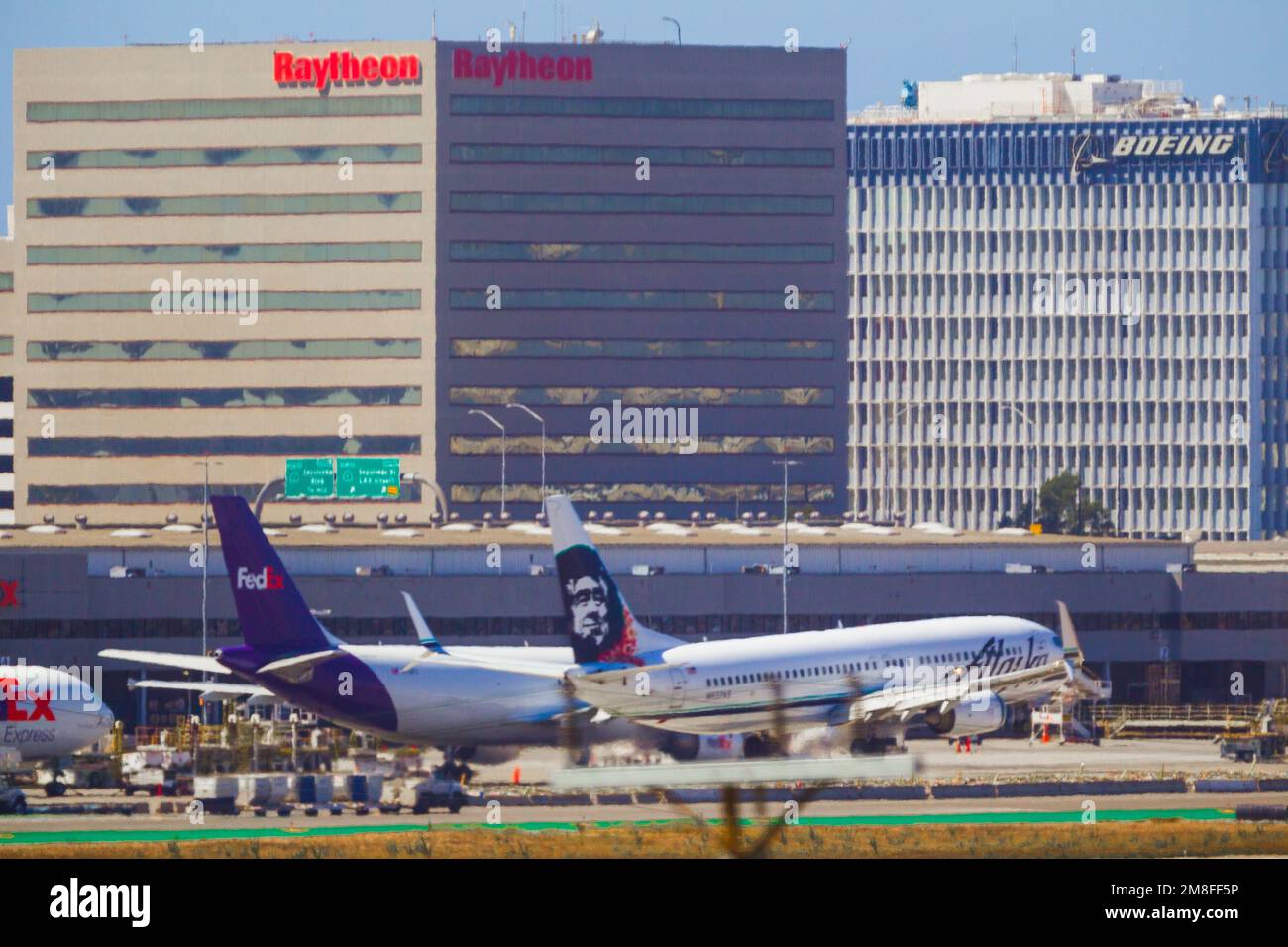 Détails de l'aéroport LAX à Los Angeles, Californie, États-Unis. Photo : Alaska Air et FedEx à LAX, avec les sièges sociaux de Boeing et Raytheon vus en arrière-plan. Banque D'Images