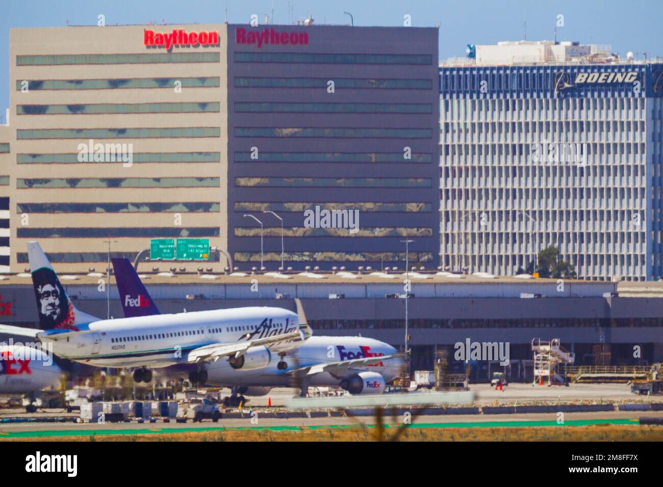 Détails de l'aéroport LAX à Los Angeles, Californie, États-Unis. Photo : Alaska Air et FedEx à LAX, avec les sièges sociaux de Boeing et Raytheon vus en arrière-plan. Banque D'Images