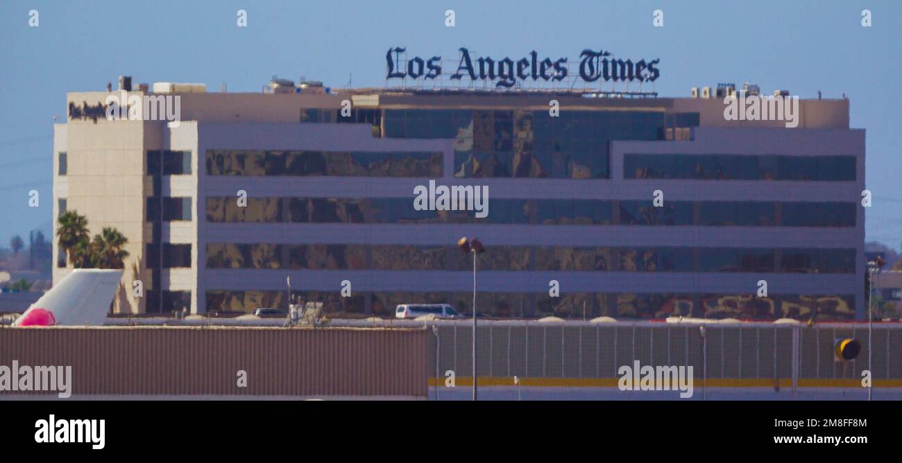 Détails de l'aéroport LAX à Los Angeles, Californie, États-Unis. Photo : le siège du journal du Los Angeles Times vu de LAX. Banque D'Images