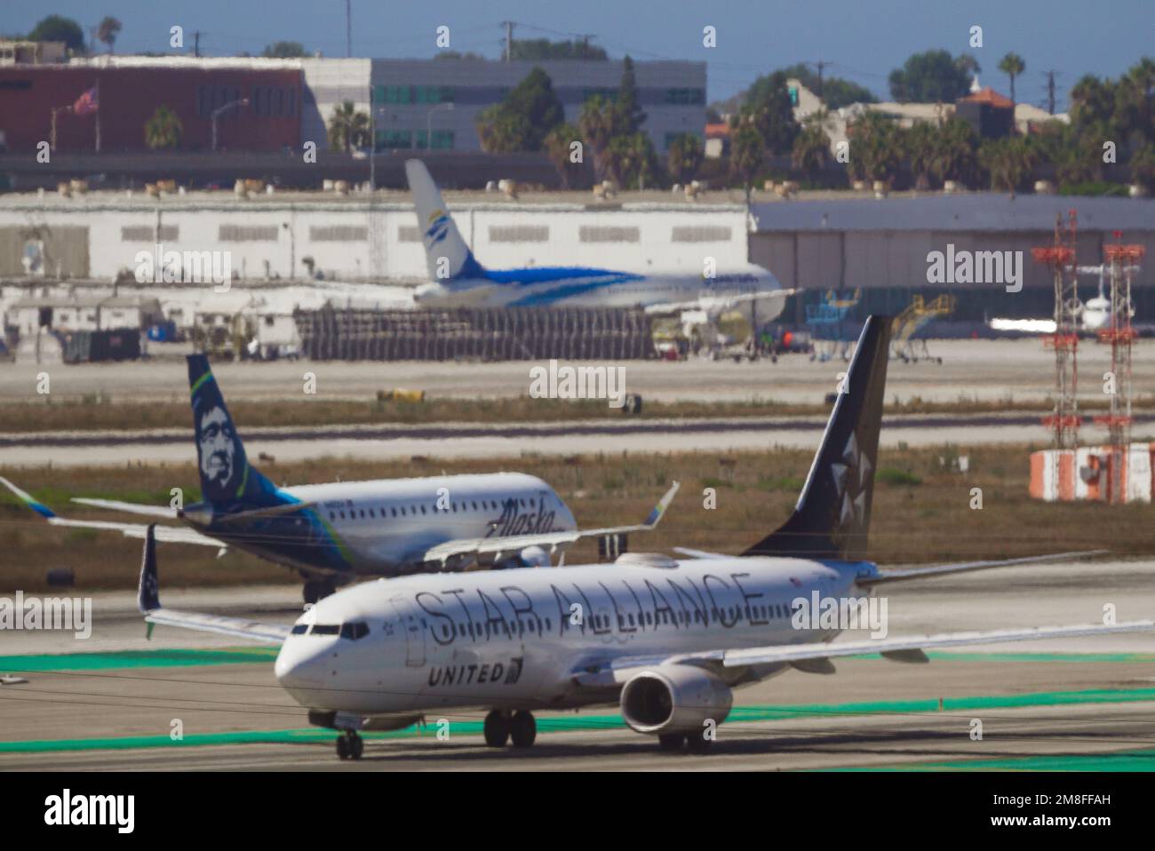 Détails de l'aéroport LAX à Los Angeles, Californie, États-Unis. Photo : un jet Star Alliance sur le tarmac au LAX. Banque D'Images