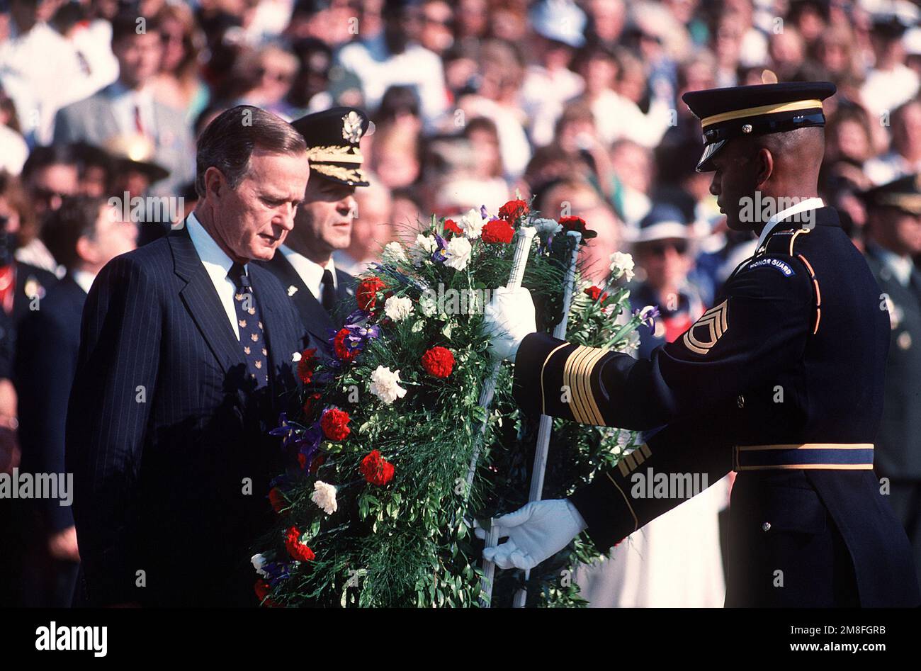 Le président George Bush dépose une couronne sur la tombe du soldat inconnu au cimetière national d'Arlington. La cérémonie a eu lieu avant le début du défilé de la célébration de la victoire nationale en hommage aux forces de la coalition de Desert Storm. Sujet opération/série: DESERT STORM VICTORY PARADE base: Arlington National Cemetery État: Virginia (va) pays: Etats-Unis d'Amérique (USA) Banque D'Images