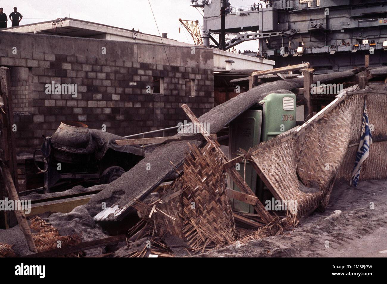 Un auvent s'est effondré près d'une porte de quai ajoute aux décombres car la station navale est couverte de plus de quatre pouces de cendres volcaniques qui sont tombées à la suite de l'éruption de 10 juin du mont Pinatubo. Plus de 20 000 personnes évacuées ont été retirées de la région dans le cadre de l'opération Fiery Vigil de l'armée américaine. Sujet opération/série: BASE DE VIGILE FIERY: Station navale, Subic Bay État: Luzon pays: Philippines(PHL) Banque D'Images