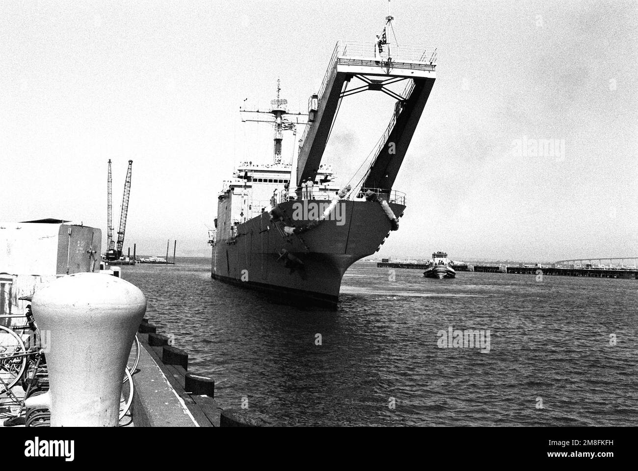 Avec des guirlandes accrochées autour de son arc, le navire-citerne USS BARBOUR COUNTY (LST-1195) vient le long de la jetée. Le COMTÉ DE BARBOUR est revenu à San Diego après son déploiement dans la région du golfe Persique pour l'opération Desert Shield et l'opération Desert Storm. Objet opération/série: BOUCLIER DU DÉSERT TEMPÊTE DU DÉSERT base: Naval Air Station, San Diego État: Californie(CA) pays: États-Unis d'Amérique (USA) Banque D'Images